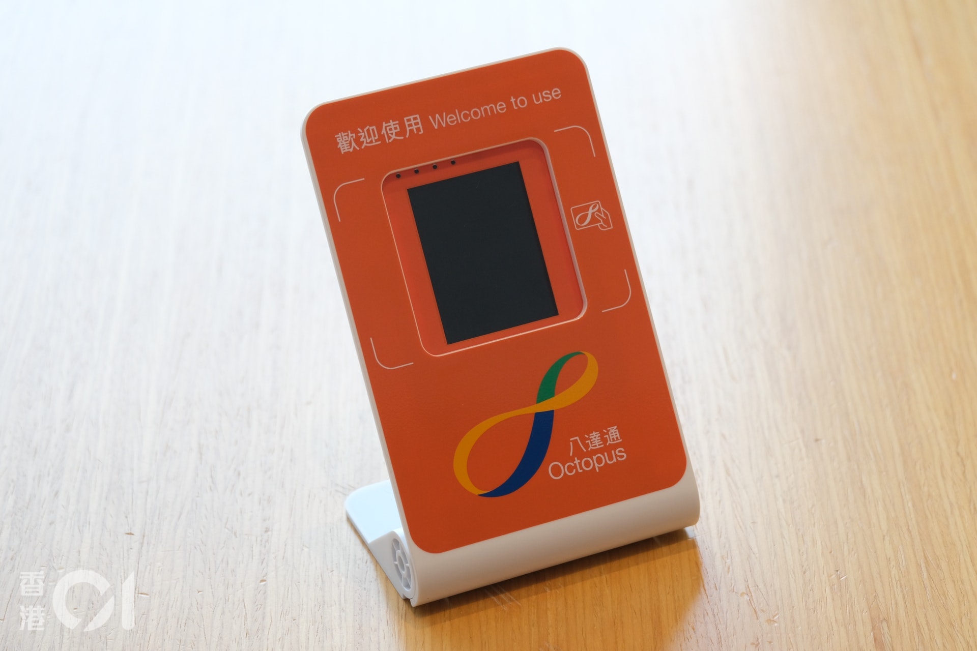 八達通流動收款機於2020年推出,專為零售商店及的士而設,只要透過藍芽配對已安裝商用版八達通App的手機,功能與其他八達通收款機一樣。(高仲明攝) 八達通流動收款機於2020年推出,專為零售商店及的士而設,只要透過藍芽配對已安裝商用版八達通App的手機,功能與其他八達通收款機一樣。(高仲明攝)