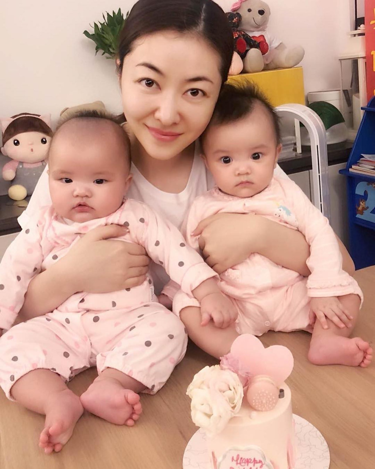 Lynn與一對寶貝孖女BB時。(熊黛林ig)