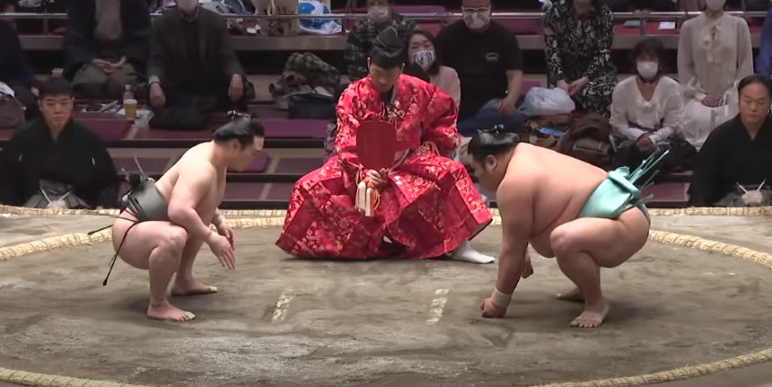 炎鵬捧起相差百五磅巨漢高難度絕招24年首現贏盡掌聲 相撲