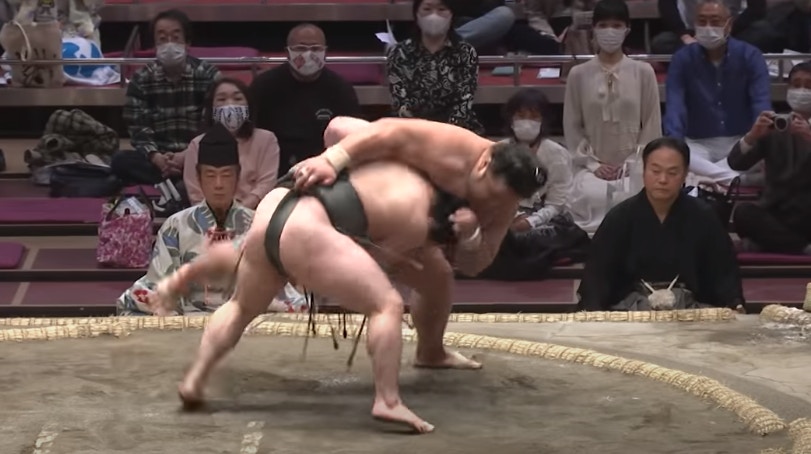 炎鵬捧起相差百五磅巨漢高難度絕招24年首現贏盡掌聲 相撲