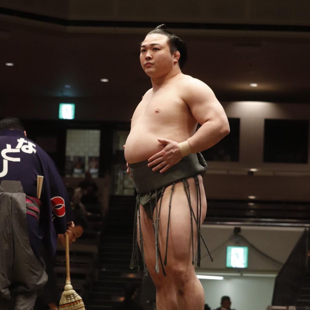 炎鵬捧起相差百五磅巨漢高難度絕招24年首現贏盡掌聲 相撲