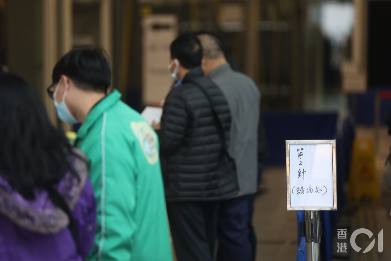 余家洪聯同數名跨境司機接種第二劑科興疫苗。(鄭子峰攝) 余家洪聯同數名跨境司機接種第二劑科興疫苗。(鄭子峰攝)