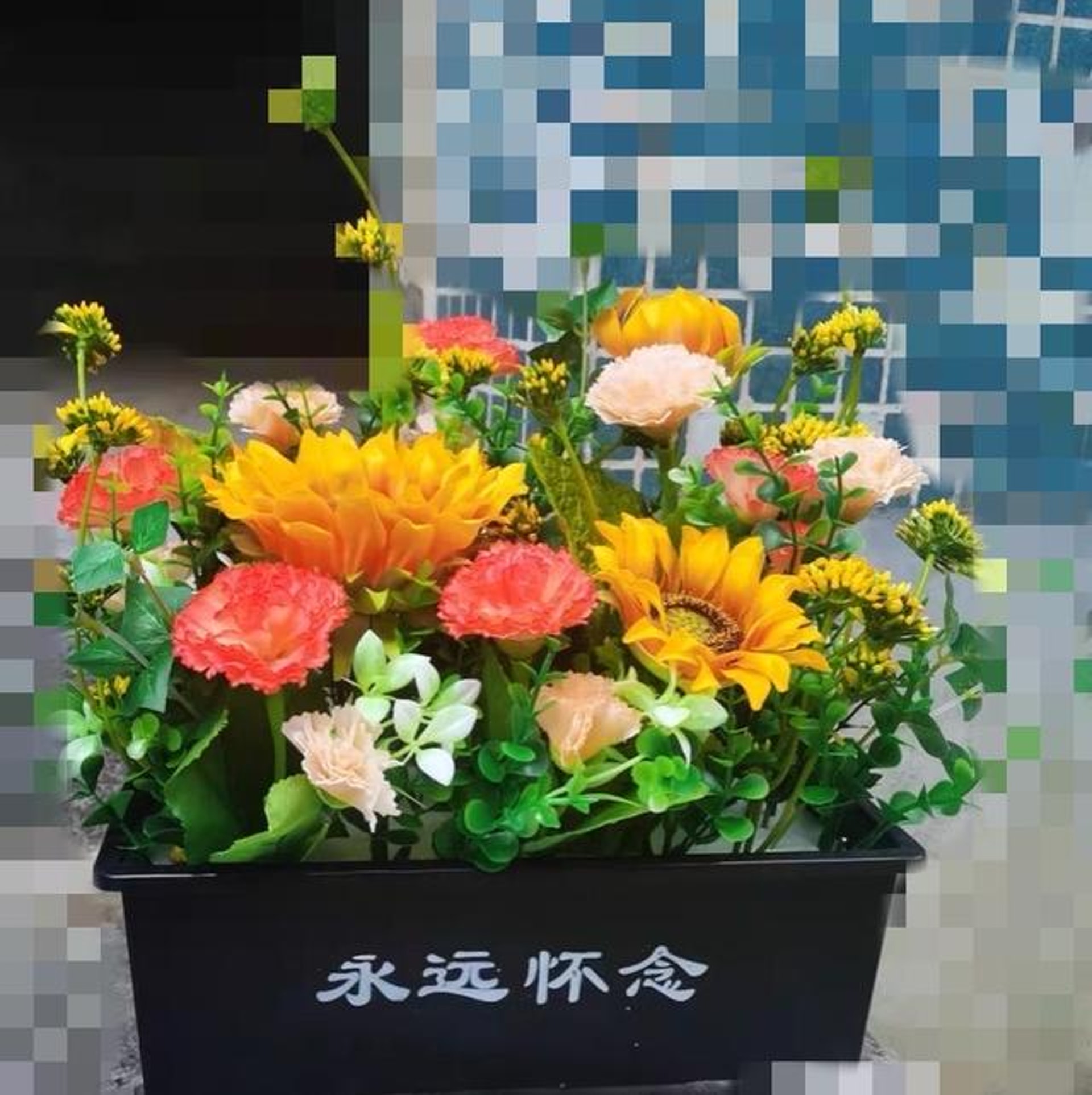 有殯葬店舖推出仿真花代替焚燒冥紙、冥幣。(紅星新聞) 有殯葬店舖推出仿真花代替焚燒冥紙、冥幣。(紅星新聞)