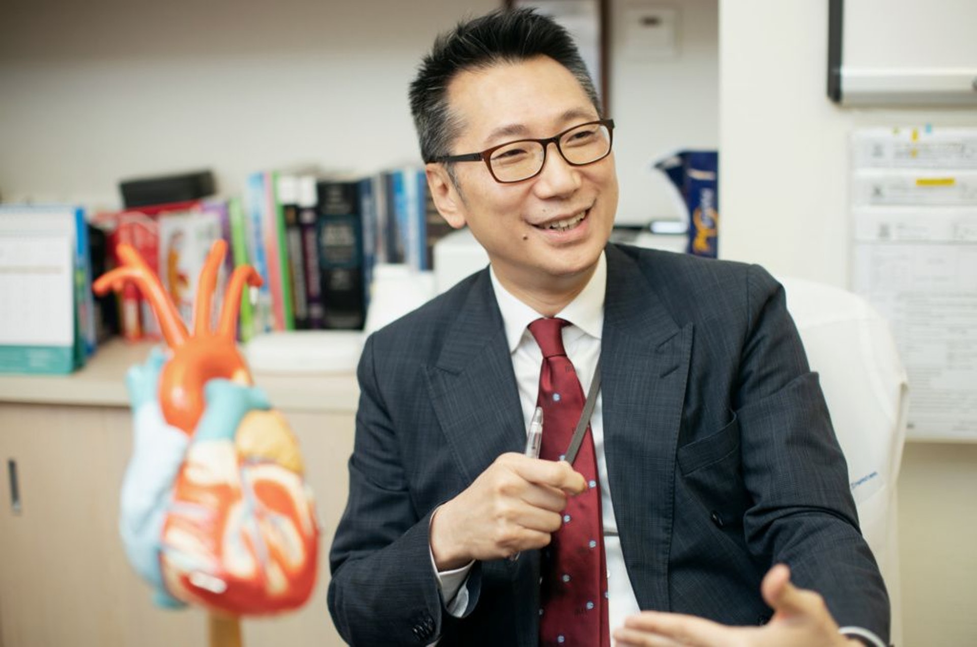 何醫生分享,現時超過99%的冠心病手術也會以微創的通波仔手術處理,成功率高達99%,如香港於去年引入擊波球囊,可震裂鈣化斑塊,有助防止血管因過度擴張而破裂。 何醫生分享,現時超過99%的冠心病手術也會以微創的通波仔手術處理,成功率高達99%,如香港於去年引入擊波球囊,可震裂鈣化斑塊,有助防止血管因過度擴張而破裂。