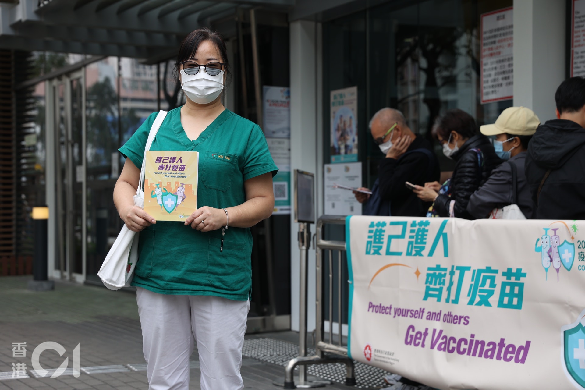 基德護理安老院保健員鍾小姐選擇在天水圍天暉路體育館接種第二針科興疫苗,不覺得第二針反應更強烈。 (鄭子峰攝) 基德護理安老院保健員鍾小姐選擇在天水圍天暉路體育館接種第二針科興疫苗,不覺得第二針反應更強烈。 (鄭子峰攝)