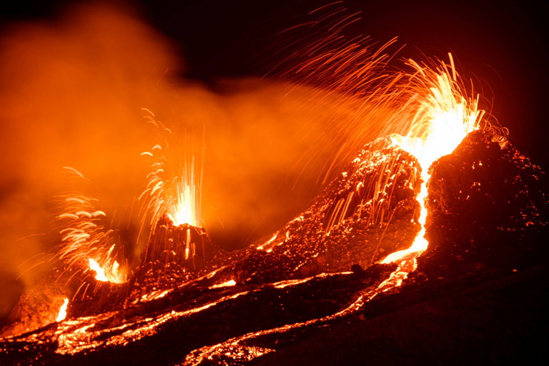 冰島休眠長達6000年的法格拉達爾火山(Fagradalsfjall)日前再度噴發,到處熔岩猛流。(路透社) 冰島休眠長達6000年的法格拉達爾火山(Fagradalsfjall)日前再度噴發,到處熔岩猛流。(路透社)