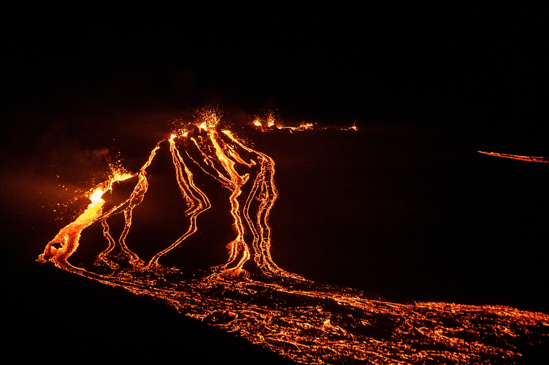 冰島休眠長達6000年的法格拉達爾火山(Fagradalsfjall)日前再度噴發,到處熔岩猛流。(路透社) 冰島休眠長達6000年的法格拉達爾火山(Fagradalsfjall)日前再度噴發,到處熔岩猛流。(路透社)