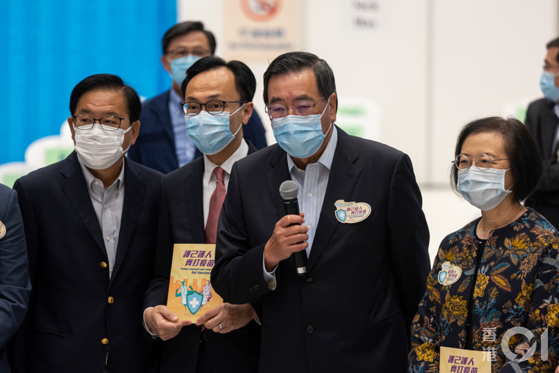 【新冠疫苗】3月22日,特首、司局長、行會成員及立法會議員在政府總部接種第二劑科興疫苗。(張浩維攝) 【新冠疫苗】3月22日,特首、司局長、行會成員及立法會議員在政府總部接種第二劑科興疫苗。(張浩維攝)