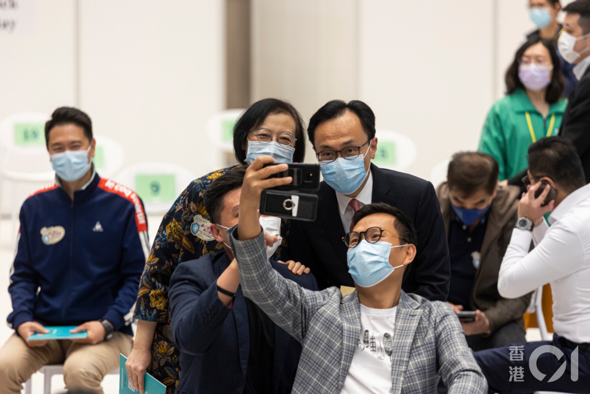 【新冠疫苗】3月22日,特首、司局長、行會成員及立法會議員在政府總部接種第二劑科興疫苗。(張浩維攝) 【新冠疫苗】3月22日,特首、司局長、行會成員及立法會議員在政府總部接種第二劑科興疫苗。(張浩維攝)