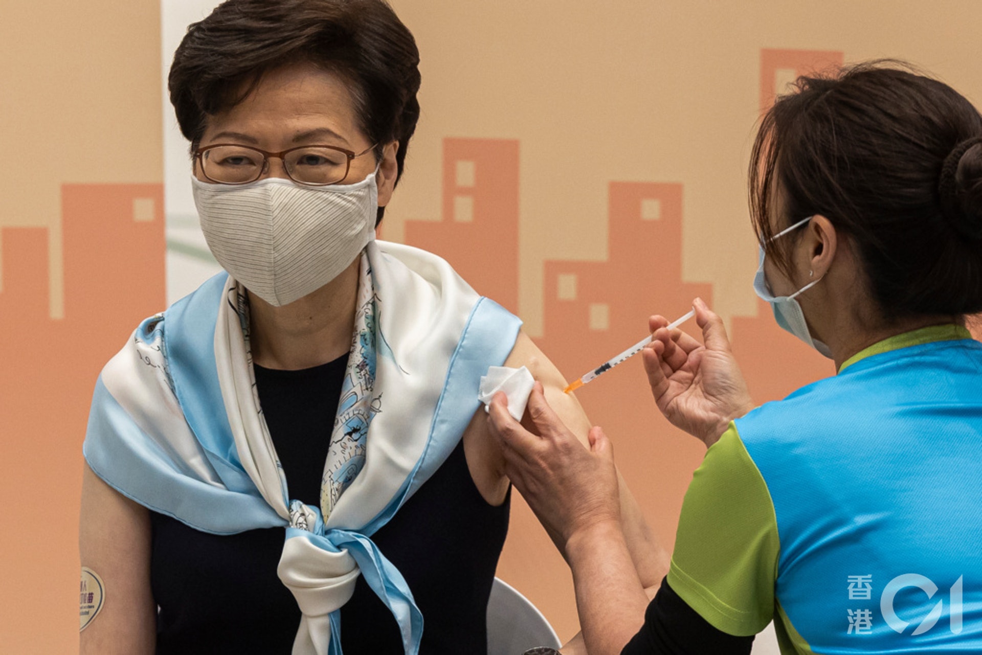 【新冠疫苗】3月22日,特首、司局長、行會成員及立法會議員在政府總部接種第二劑科興疫苗。(張浩維攝) 【新冠疫苗】3月22日,特首、司局長、行會成員及立法會議員在政府總部接種第二劑科興疫苗。(張浩維攝)