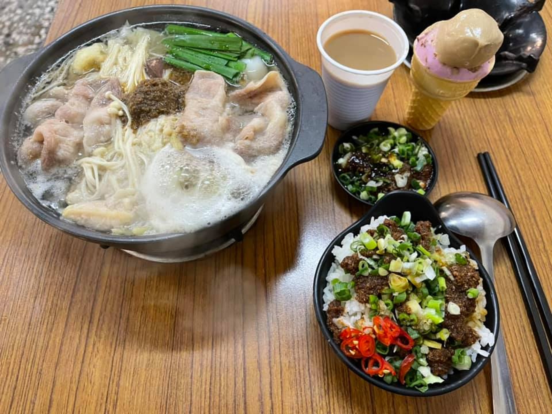 【台男一個人食火鍋慘被隔籬枱3少女嘲笑 超霸氣回應:過來坐我請客還不用改名!】(爆廢公社二館) 【台男一個人食火鍋慘被隔籬枱3少女嘲笑 超霸氣回應:過來坐我請客還不用改名!】(爆廢公社二館)