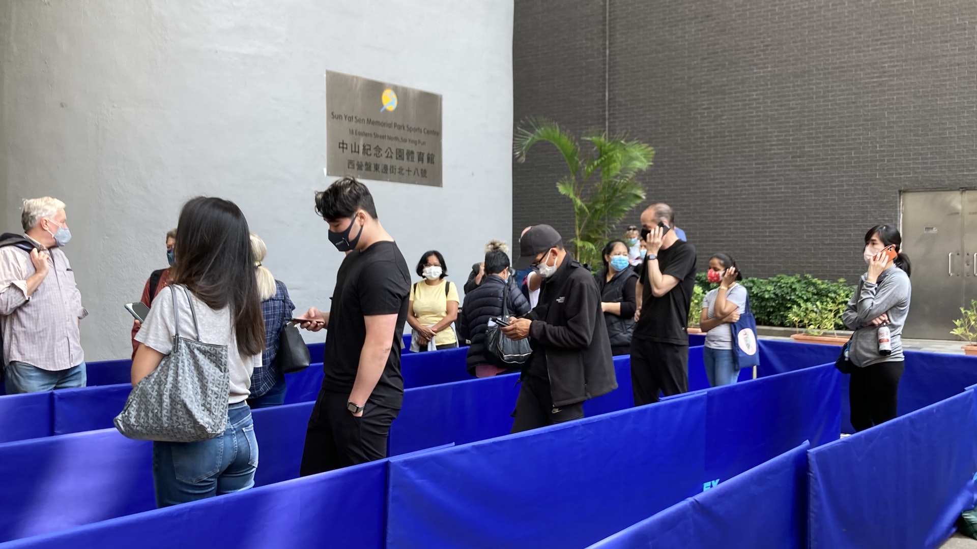 復必泰|批次包裝現瑕疵港府突叫停 市民形容打唔到係最好彩 復必泰|批次包裝現瑕疵港府突叫停 市民形容打唔到係最好彩