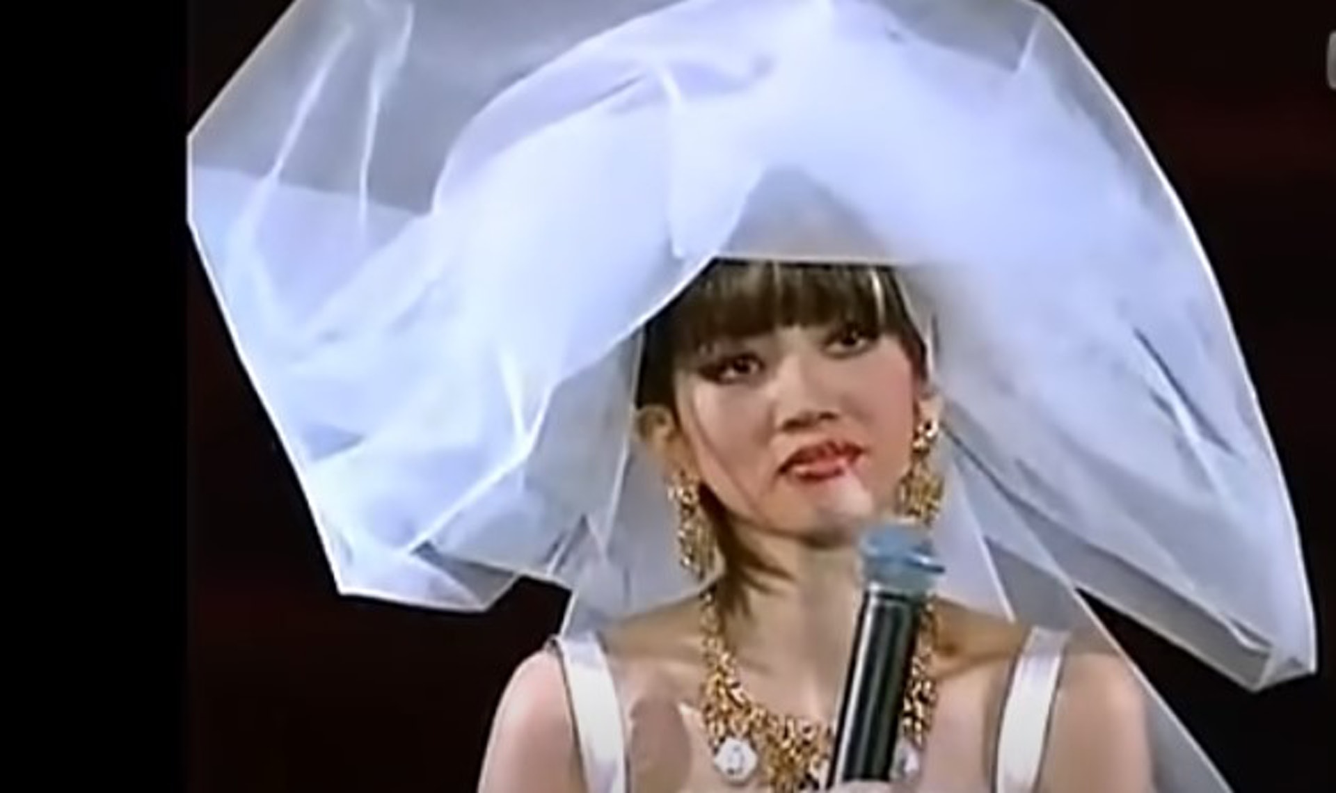 梅艳芳生前的个人经理人王敏慧(Marianne)亦有出手相助。(《Manhattan梅艳芳经典金曲演唱会》截图)