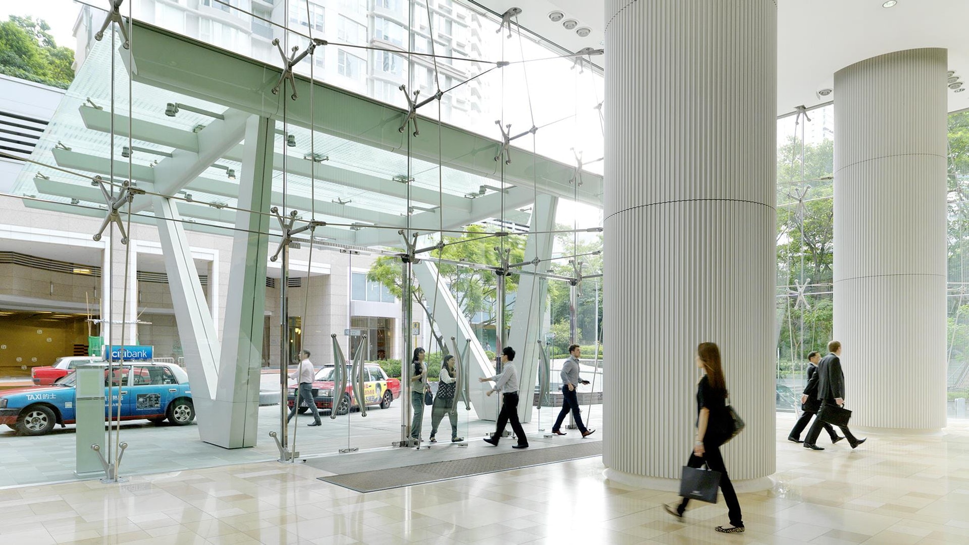 太古地產將舉辦幸運大抽獎,提供500份獎品予已接種疫苗的香港居民身份證持有人,每名幸運兒將獲得港幣10,000元商場現金劵,於太古廣場、太古城中心或東薈城名店倉使用。(資料圖片) 太古地產將舉辦幸運大抽獎,提供500份獎品予已接種疫苗的香港居民身份證持有人,每名幸運兒將獲得港幣10,000元商場現金劵,於太古廣場、太古城中心或東薈城名店倉使用。(資料圖片)