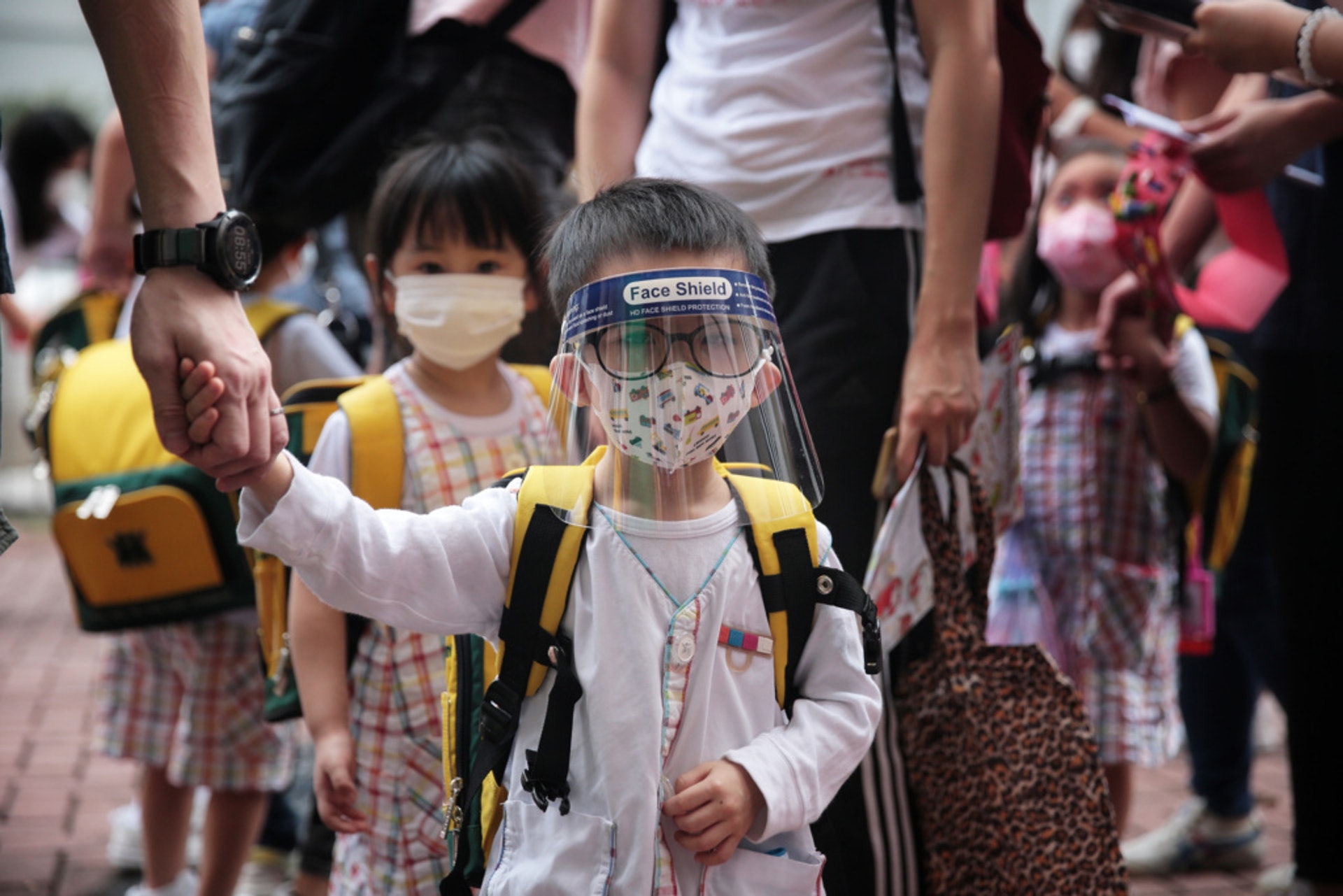 教育局今日宣布,全港幼稚園及中小學,在學校復活節假期後,可安排不多於全校人數三分二學生回校上課,上課時間維持以半天為限。(資料圖片) 教育局今日宣布,全港幼稚園及中小學,在學校復活節假期後,可安排不多於全校人數三分二學生回校上課,上課時間維持以半天為限。(資料圖片)