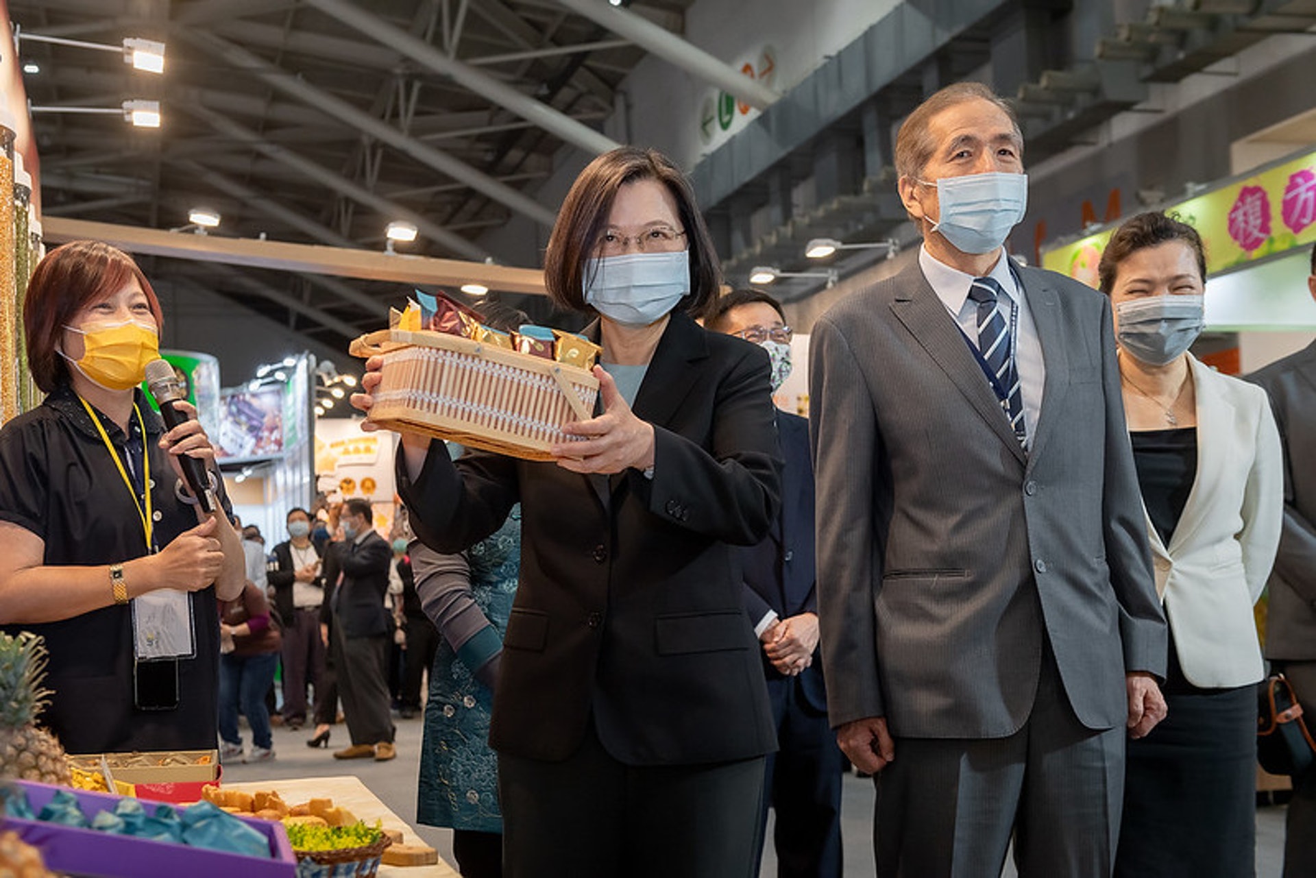 蔡英文參觀展場「曆食博物館」、「第2屆漢餅創新大賽」及廠商等攤位,並與大家親切問候,現場氣氛熱鬧活絡。(台灣總統府) 蔡英文參觀展場「曆食博物館」、「第2屆漢餅創新大賽」及廠商等攤位,並與大家親切問候,現場氣氛熱鬧活絡。(台灣總統府)
