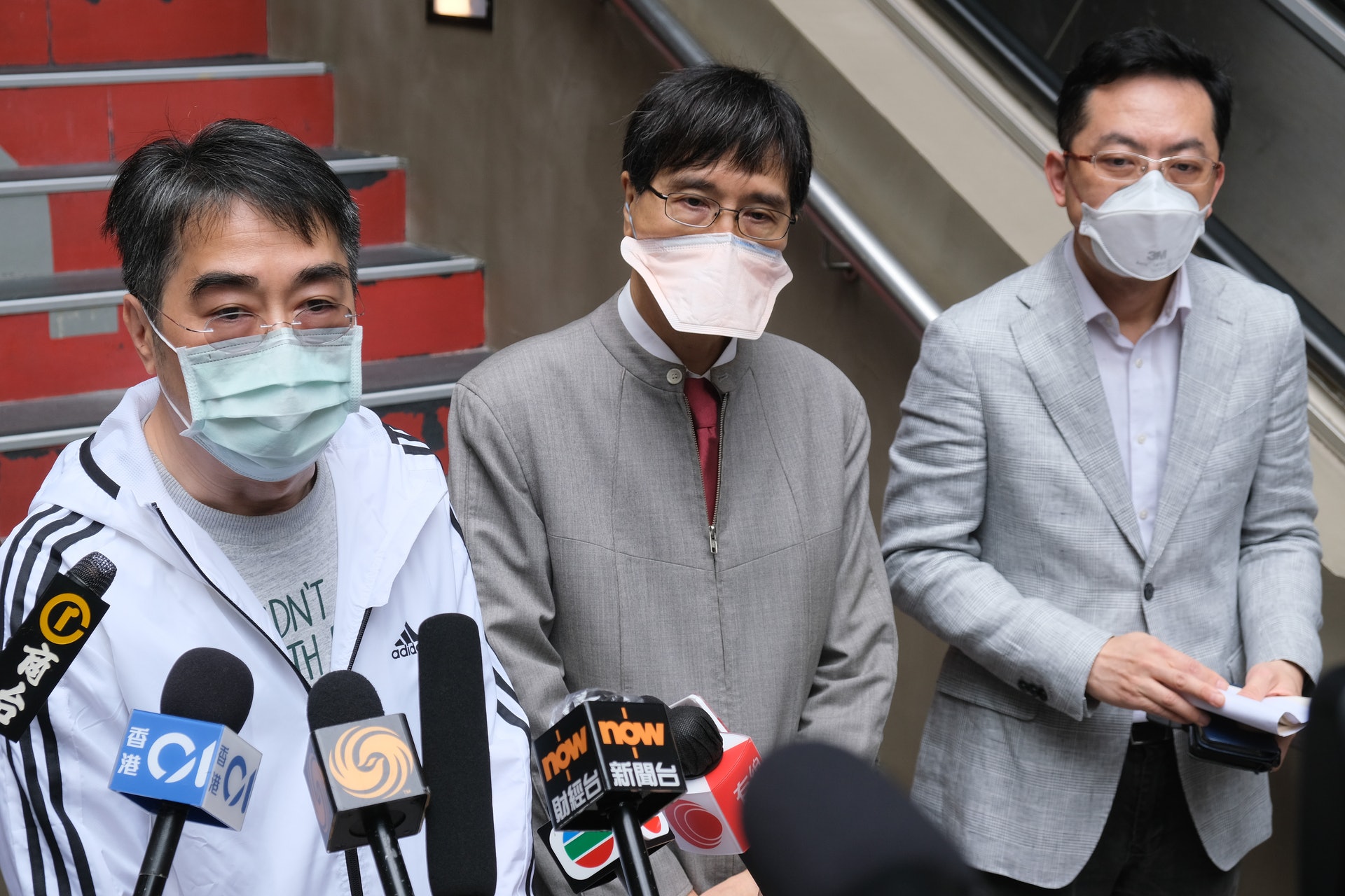 袁國勇(中)聯同衞生防護中心總監林文健(右)及機電工程署助理署長黃偉光(左),到有患者曾到訪的GO24 Fitness視察。(廖雁雄攝) 袁國勇(中)聯同衞生防護中心總監林文健(右)及機電工程署助理署長黃偉光(左),到有患者曾到訪的GO24 Fitness視察。(廖雁雄攝)