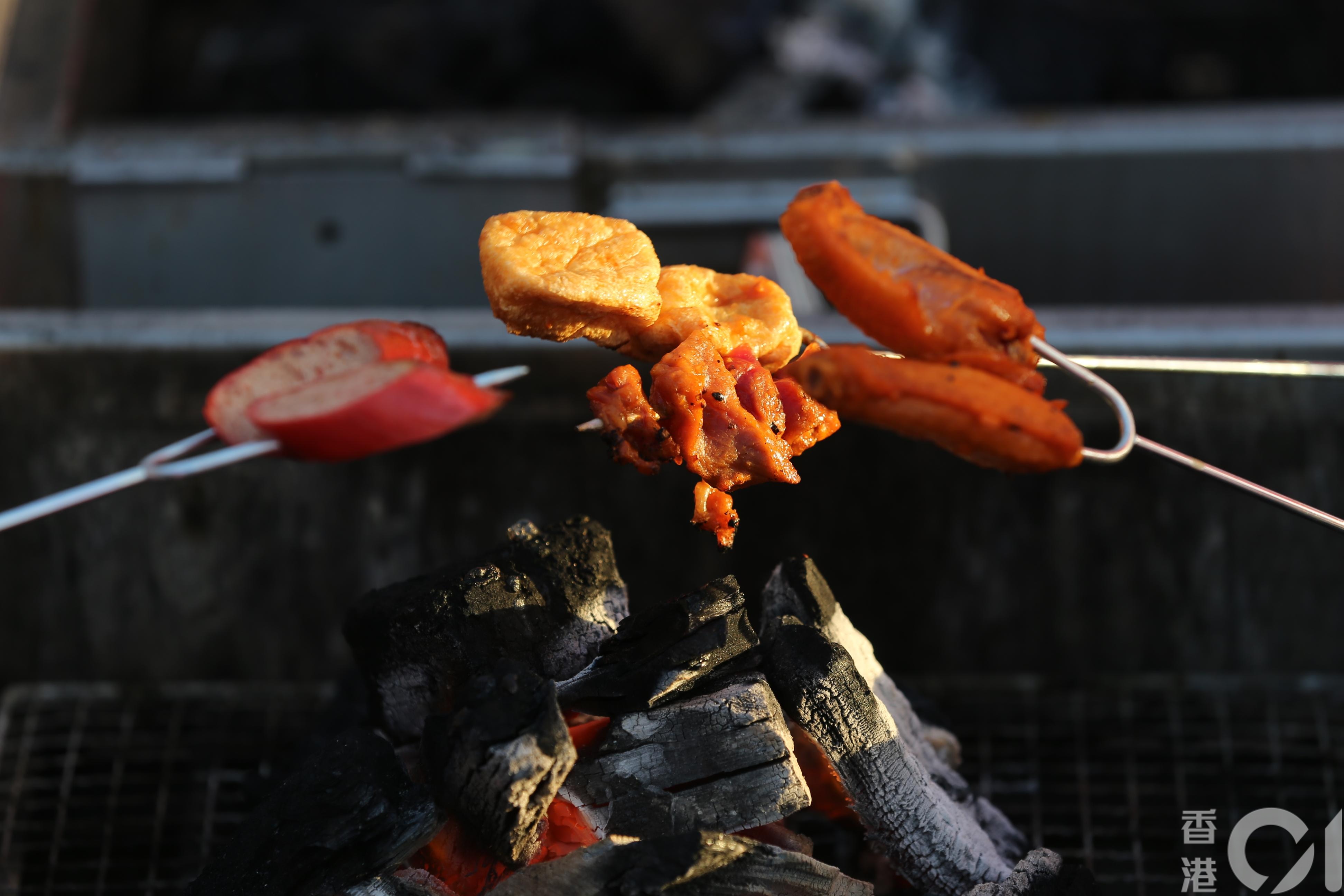 食環署聯合警方打擊美孚九華徑無牌燒烤場32顧客違限聚令罰款