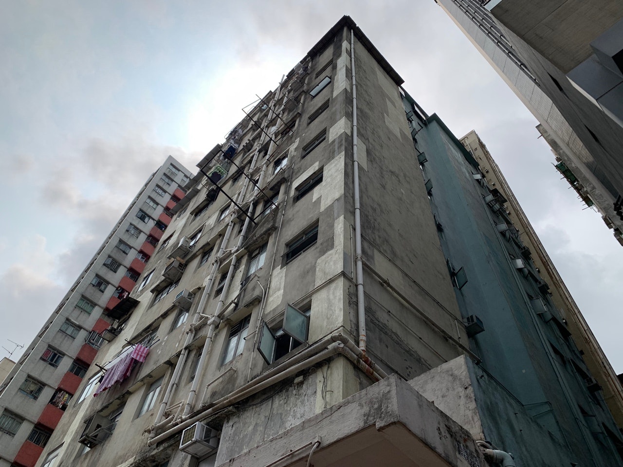 油麻地炮台街81-87號立德大樓污水樣本檢測呈陽性,大廈被納入強制檢測公告。(黃金棋攝) 油麻地炮台街81-87號立德大樓污水樣本檢測呈陽性,大廈被納入強制檢測公告。(黃金棋攝)