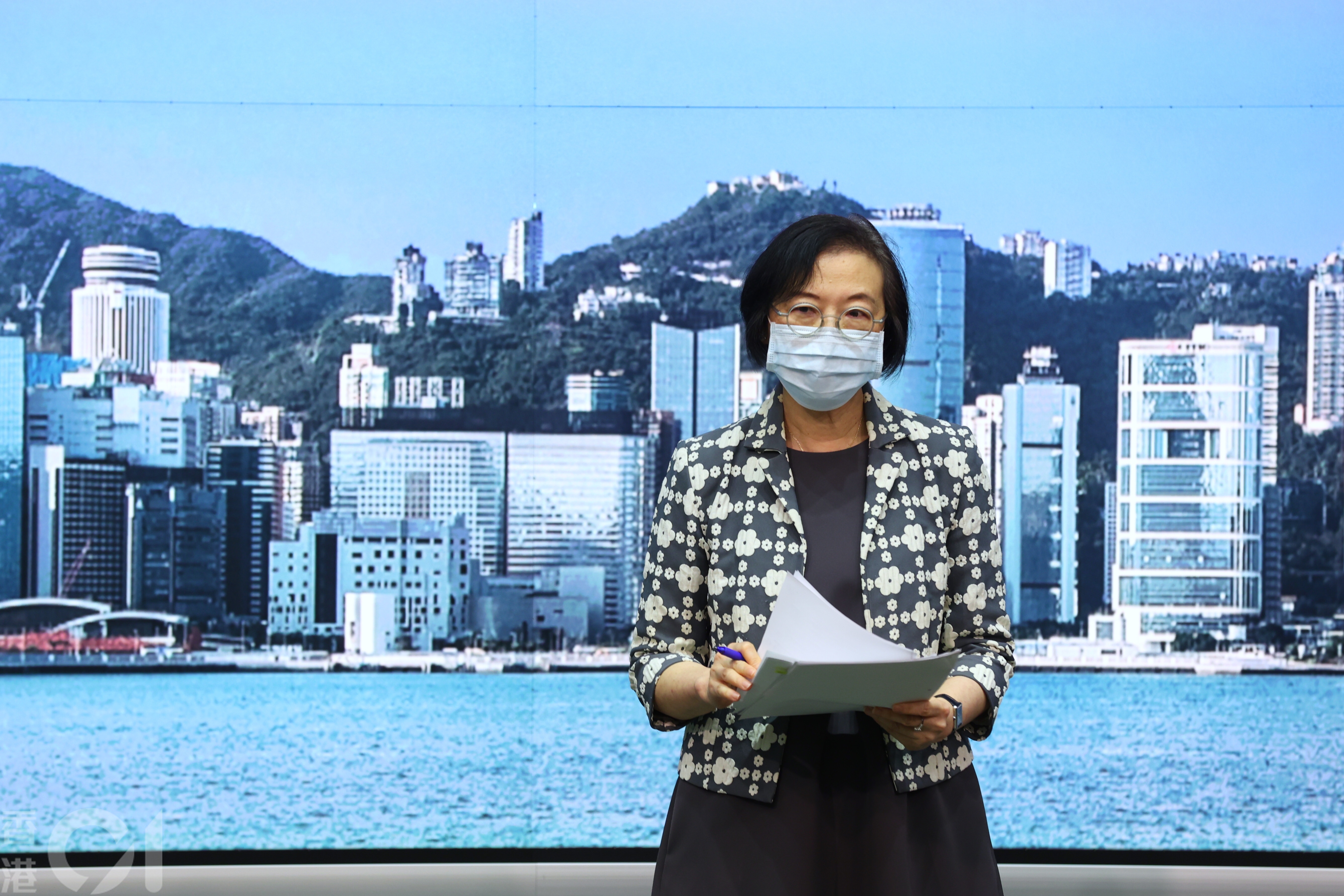 陳肇始公布，大部份社交距離措施會於4月1日起延長14天，但會重開泳池、泳灘等場所，宗教活動可放寬至場地容納的30%人士進場，戲院入座率亦可提升至75%。(羅君豪攝)