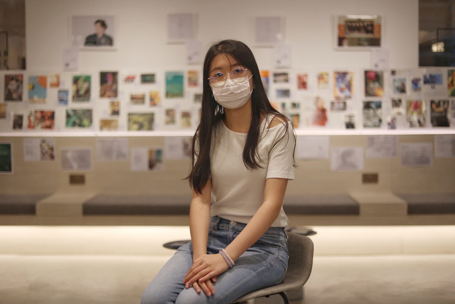 彭奕而今年只有17歲,喜歡張國榮的年資竟長達11年,場內大部分是她從世界各地搜羅回來的收藏品,趁哥哥今年逝世十八周年公諸同好。(余俊亮攝) 彭奕而今年只有17歲,喜歡張國榮的年資竟長達11年,場內大部分是她從世界各地搜羅回來的收藏品,趁哥哥今年逝世十八周年公諸同好。(余俊亮攝)