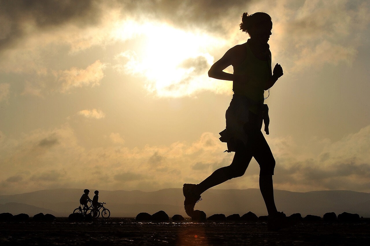 每周運動三次有助強身健體，又能防腦退作。（圖片：istock）