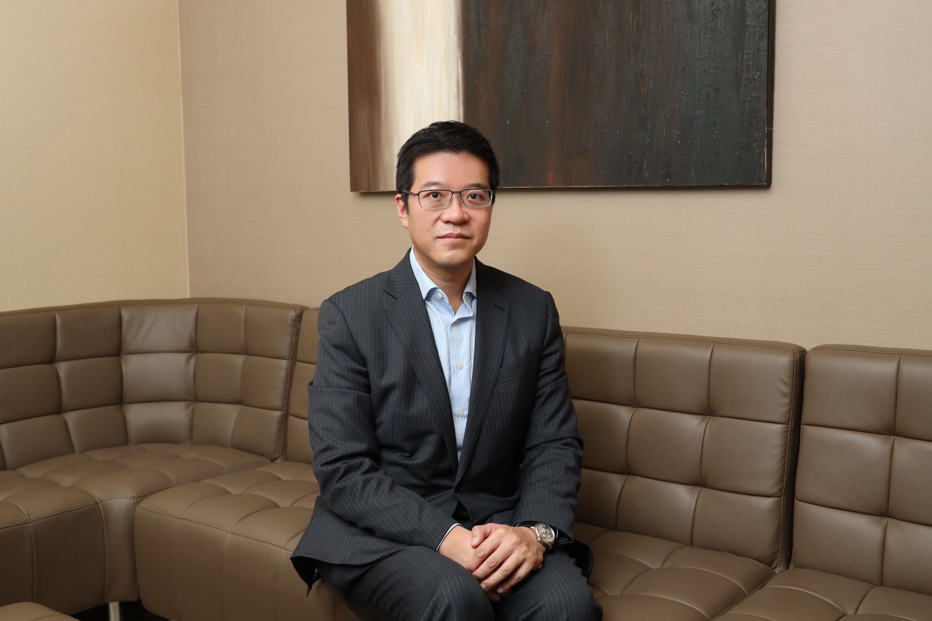 腦神經科專科醫生李可倫醫生表示,多發性硬化症如慢性疾病,透過持續接受治療,可減少復發機會,令病情受控。 腦神經科專科醫生李可倫醫生表示,多發性硬化症如慢性疾病,透過持續接受治療,可減少復發機會,令病情受控。