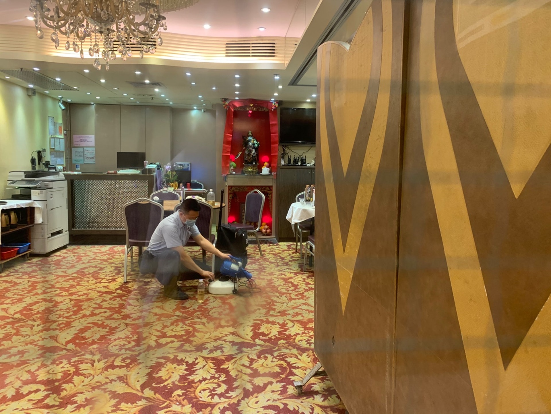 灣仔金御海鮮酒家有職員初步確診,酒樓下午撤離員工準備消毒。(梁煥敏攝) 灣仔金御海鮮酒家有職員初步確診,酒樓下午撤離員工準備消毒。(梁煥敏攝)