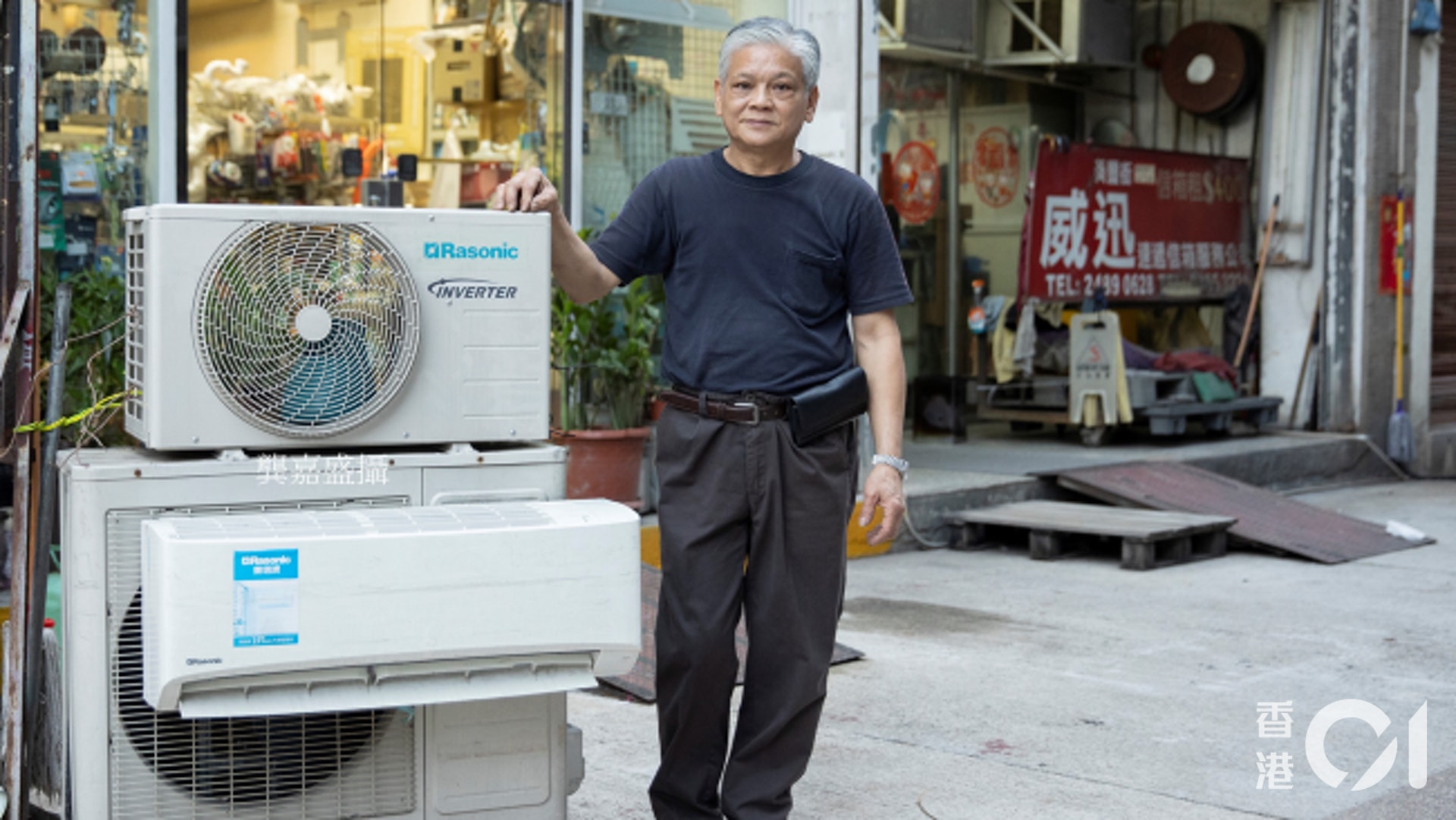 香港空調製冷業職工總會會務主任許錫強,是資深冷氣師傅,入行48年。(龔嘉盛攝) 香港空調製冷業職工總會會務主任許錫強,是資深冷氣師傅,入行48年。(龔嘉盛攝)