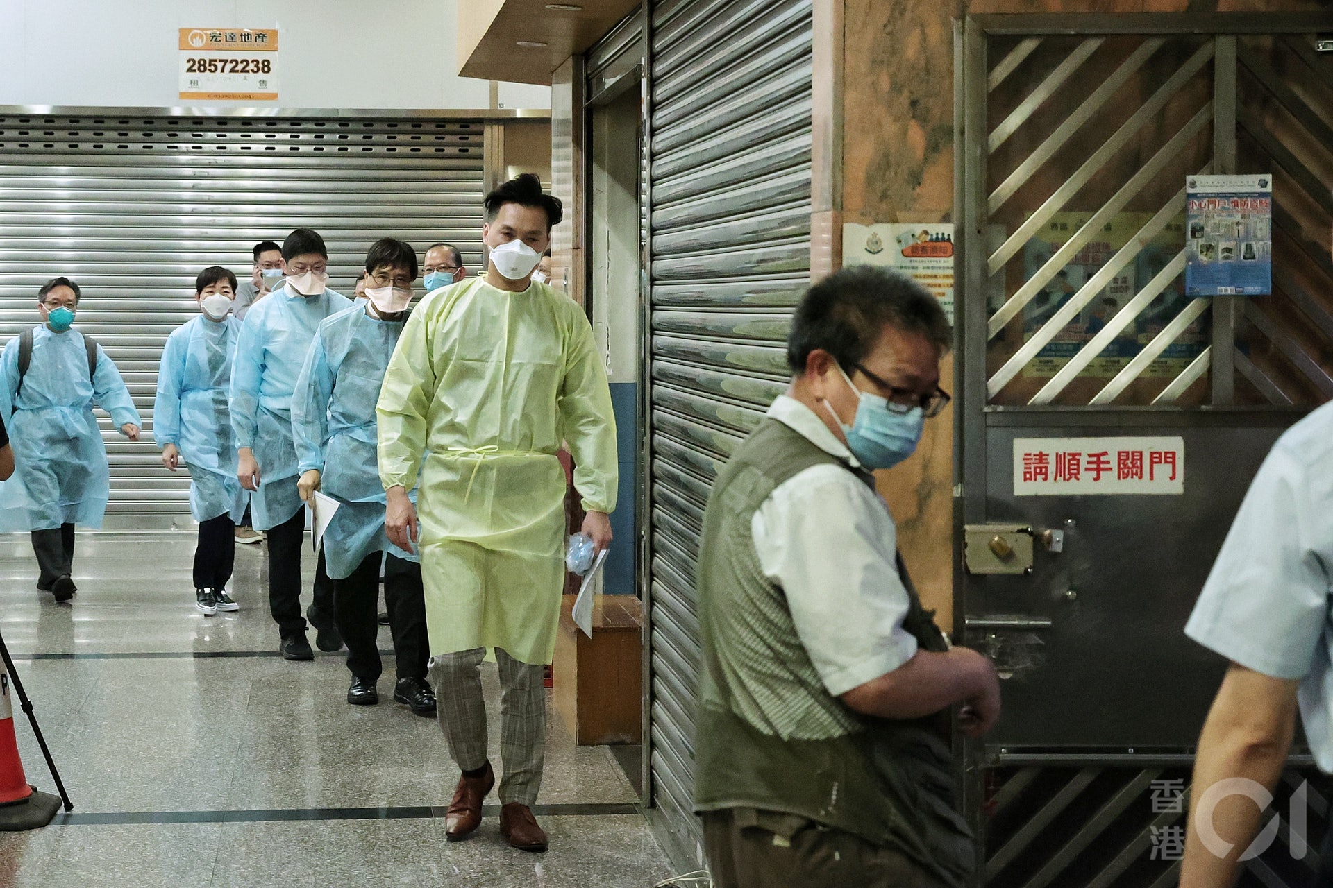 西環均益大廈第三期再有源頭不明確診個案,港大微生物學系講座教授袁國勇和衞生防護中心傳染病處主任張竹君等人,傍晚到均益大廈B座調查。(李澤彤攝) 西環均益大廈第三期再有源頭不明確診個案,港大微生物學系講座教授袁國勇和衞生防護中心傳染病處主任張竹君等人,傍晚到均益大廈B座調查。(李澤彤攝)
