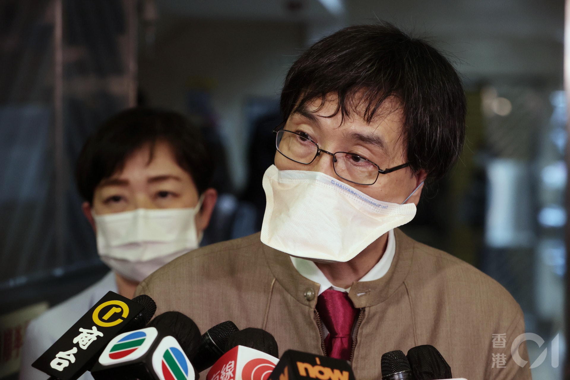 港大微生物學系講座教授袁國勇視察均益大廈三期B座後,指有垂直傳播,建議2樓以上的10號單位居民要撤離檢疫。(李澤彤攝) 港大微生物學系講座教授袁國勇視察均益大廈三期B座後,指有垂直傳播,建議2樓以上的10號單位居民要撤離檢疫。(李澤彤攝)