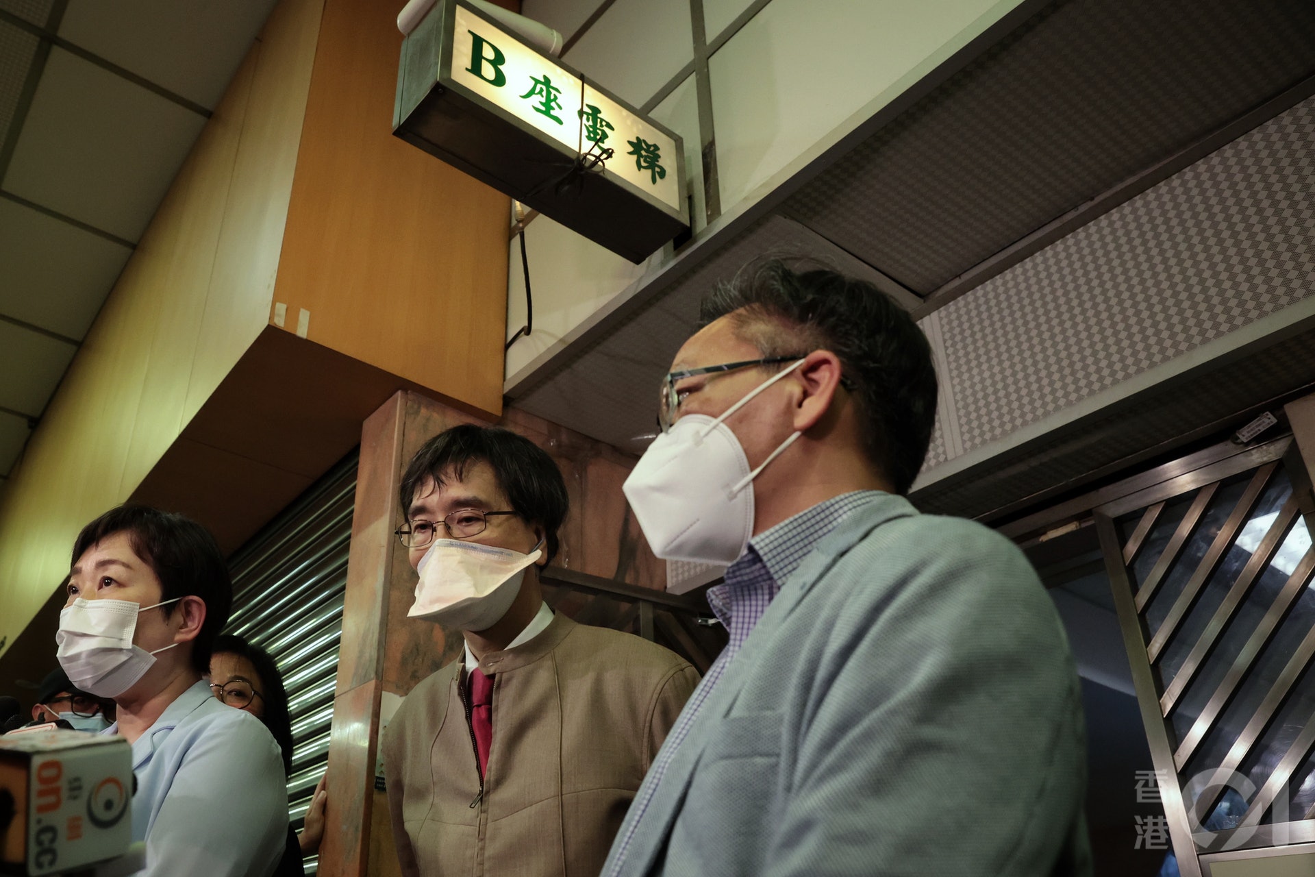 港大微生物學系講座教授袁國勇視察均益大廈三期B座後,指有垂直傳播,建議2樓以上的10號單位居民要撤離檢疫。(李澤彤攝) 港大微生物學系講座教授袁國勇視察均益大廈三期B座後,指有垂直傳播,建議2樓以上的10號單位居民要撤離檢疫。(李澤彤攝)