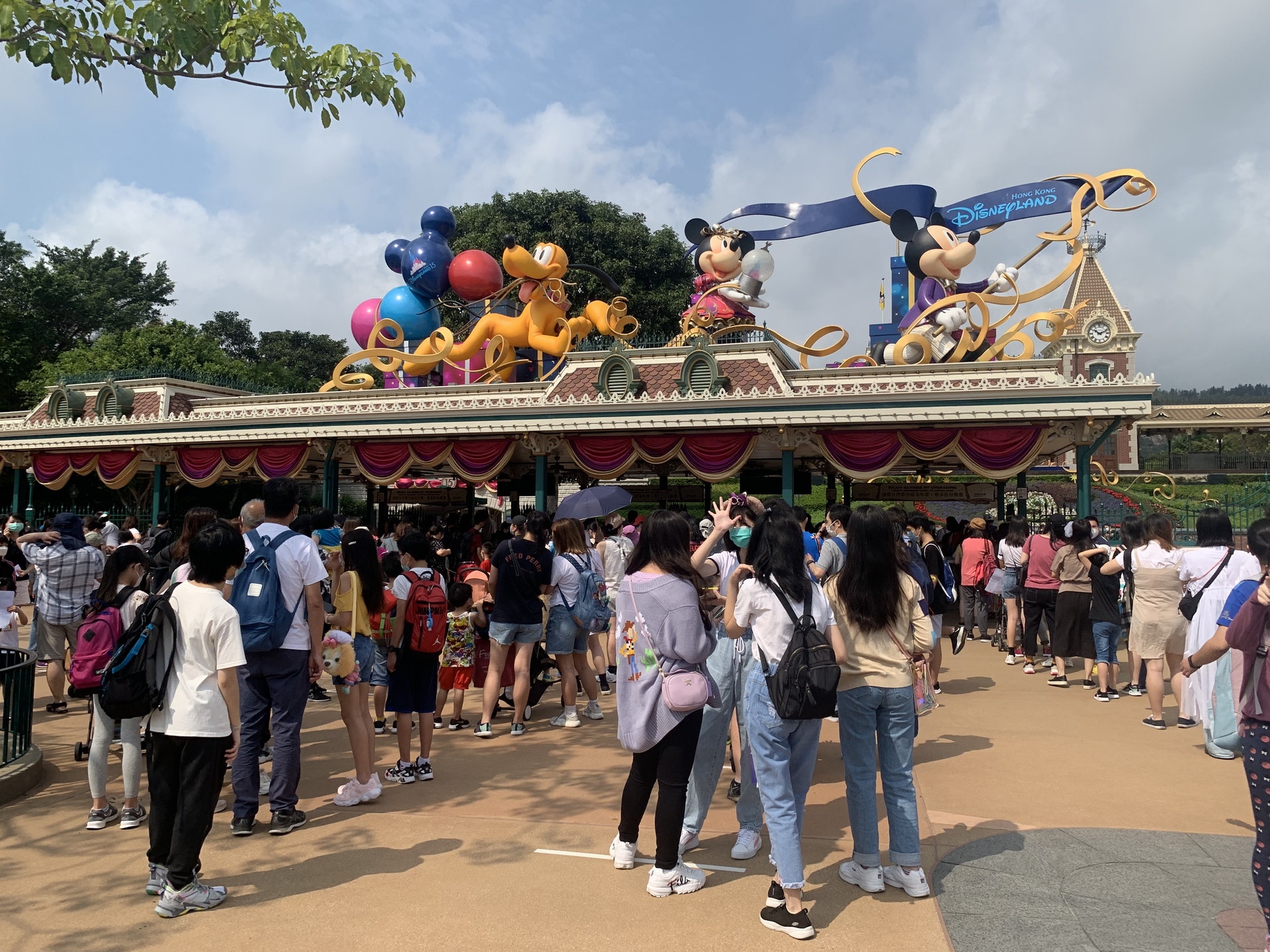 主題公園的入場人數上限,今(4月1日)起由50%提升至75%,現場所見,排隊人潮未如昨日般迫爆。(陳淑霞攝) 主題公園的入場人數上限,今(4月1日)起由50%提升至75%,現場所見,排隊人潮未如昨日般迫爆。(陳淑霞攝)