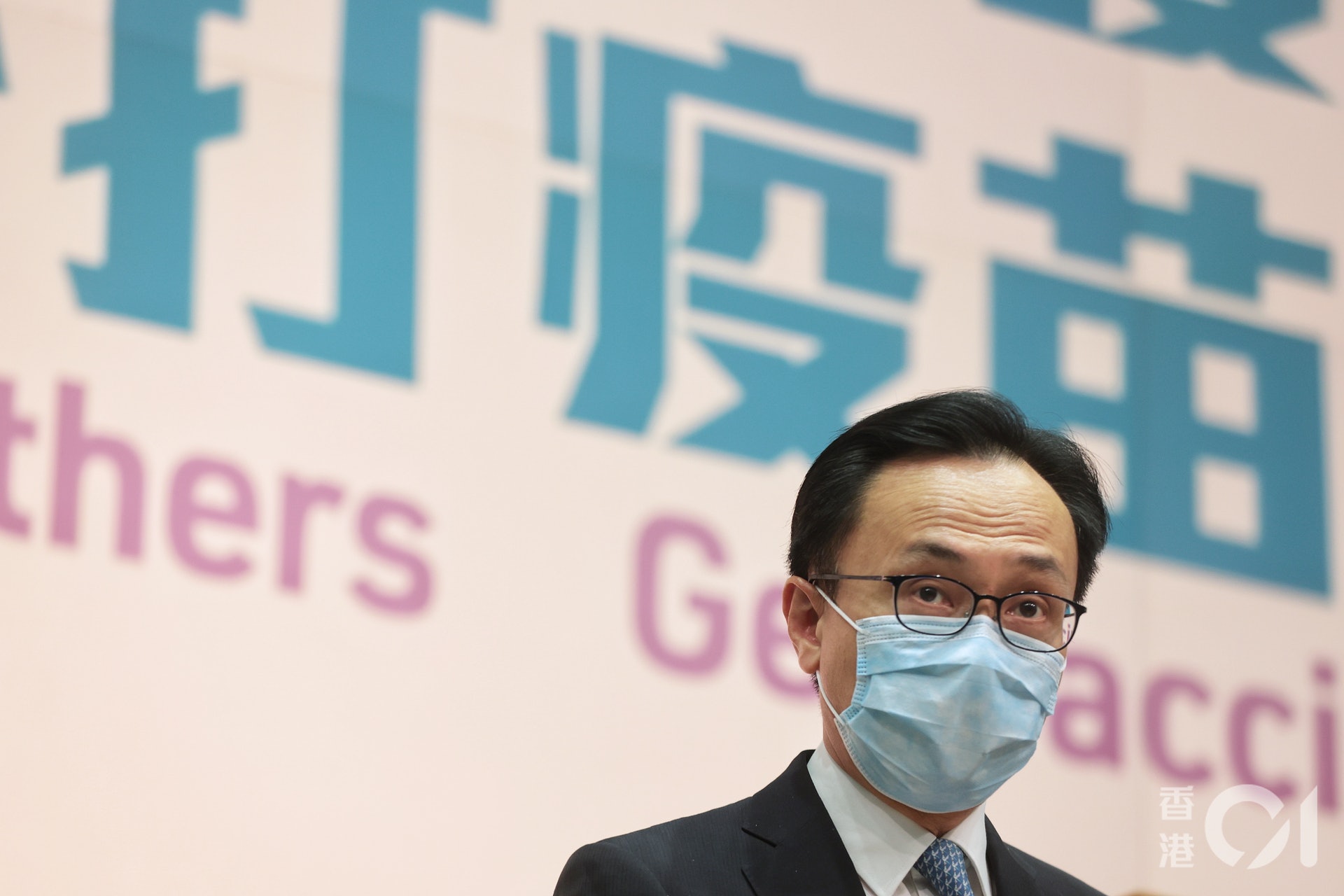 公務員事務局局長聶德權宣布,本港將在下周一(4月5日)起恢復接種復必泰疫苗。(李澤彤攝) 公務員事務局局長聶德權宣布,本港將在下周一(4月5日)起恢復接種復必泰疫苗。(李澤彤攝)