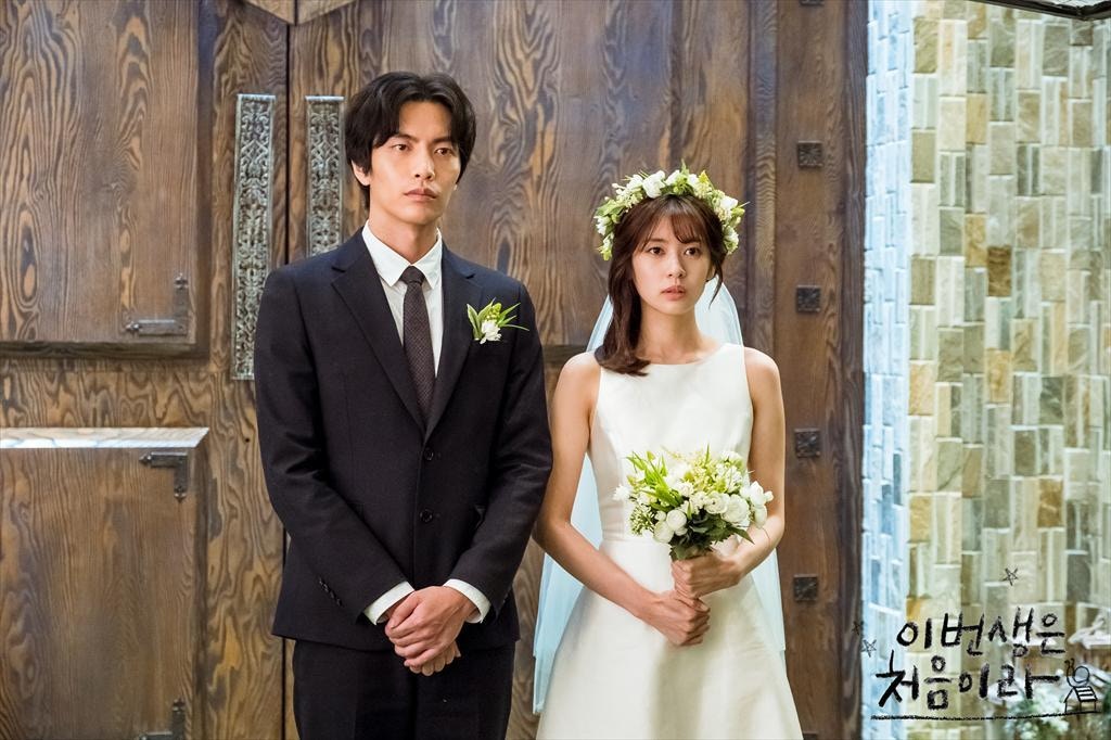 【結婚｜家用】有網民近日便發文討論，問「兩夫妻婚後應否給家用？」(《今生是第一次》劇照)