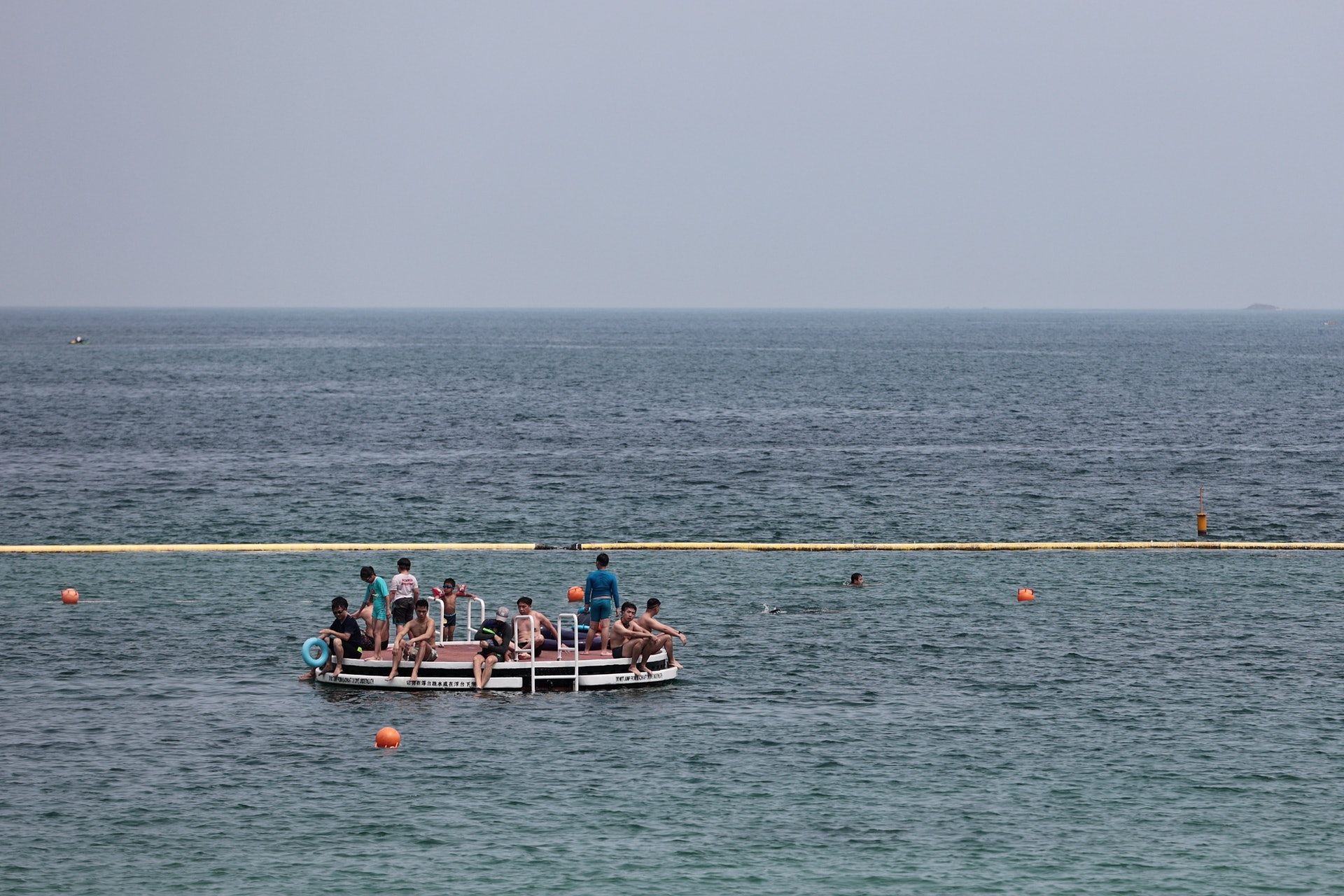 4月2日,沙灘重開的復活節假期首天,清水灣泳灘人頭湧湧。(李澤彤攝) 4月2日,沙灘重開的復活節假期首天,清水灣泳灘人頭湧湧。(李澤彤攝)