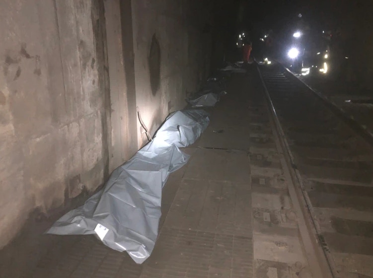 隧道內擺放遇難者遺體。（網上圖片）