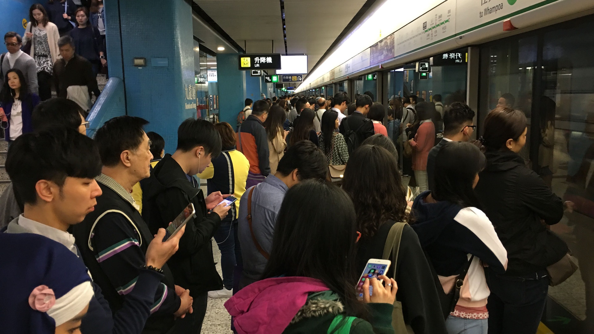 港鐵4月客量回復第四波疫情前水平 平日每日平均客量403萬人次 港鐵4月客量回復第四波疫情前水平 平日每日平均客量403萬人次