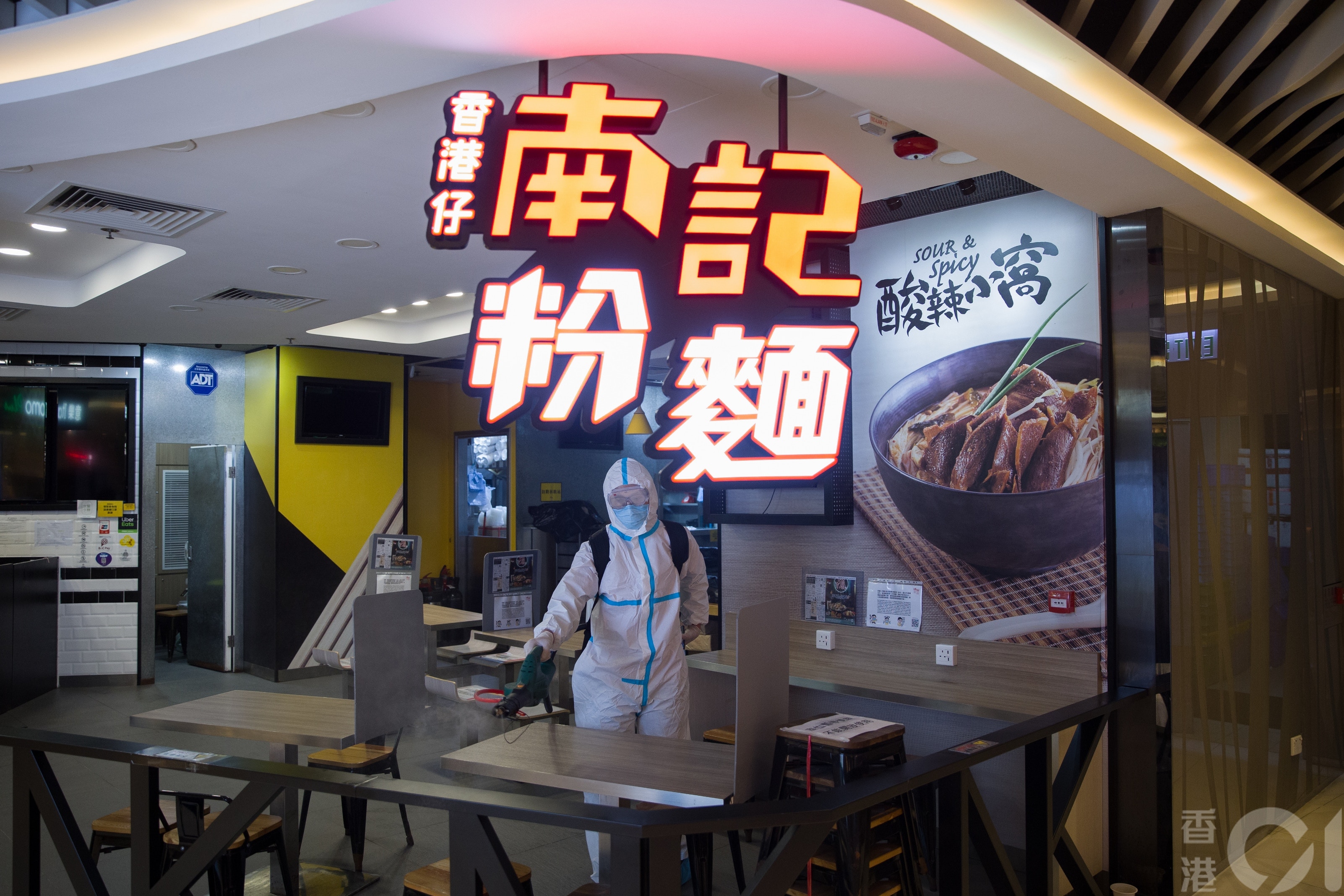 4月2日，一名居將軍澳村大牛湖的33歲男子確診並源頭不明，他曾到新都城中心二期UG層的南記粉麵買外賣，衞生署下午公布後，店方即停業進行消毒。（梁鵬威攝）