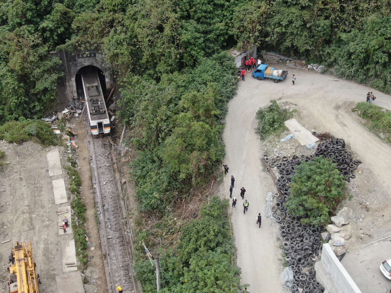 台鐵408車次太魯閣號4月2日在花蓮縣大清水隧道疑遭滑落工程車砸中而出軌,造成50死逾百人傷。(中央社) 台鐵408車次太魯閣號4月2日在花蓮縣大清水隧道疑遭滑落工程車砸中而出軌,造成50死逾百人傷。(中央社)