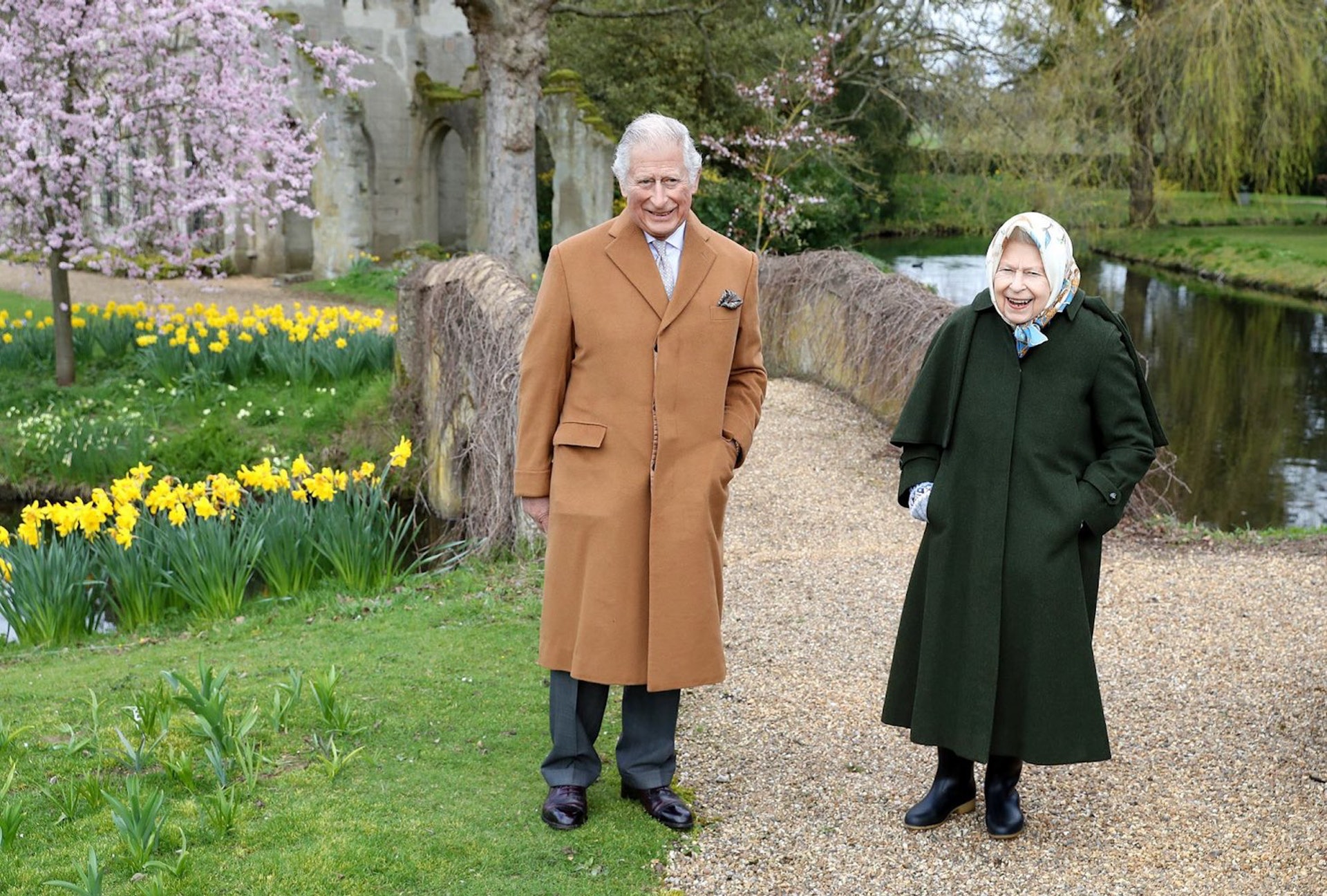 英女王伊利沙伯二世與查理斯3月23日在浮若閣摩爾宮散步。(Twitter@RoyalFamily) 英女王伊利沙伯二世與查理斯3月23日在浮若閣摩爾宮散步。(Twitter@RoyalFamily)