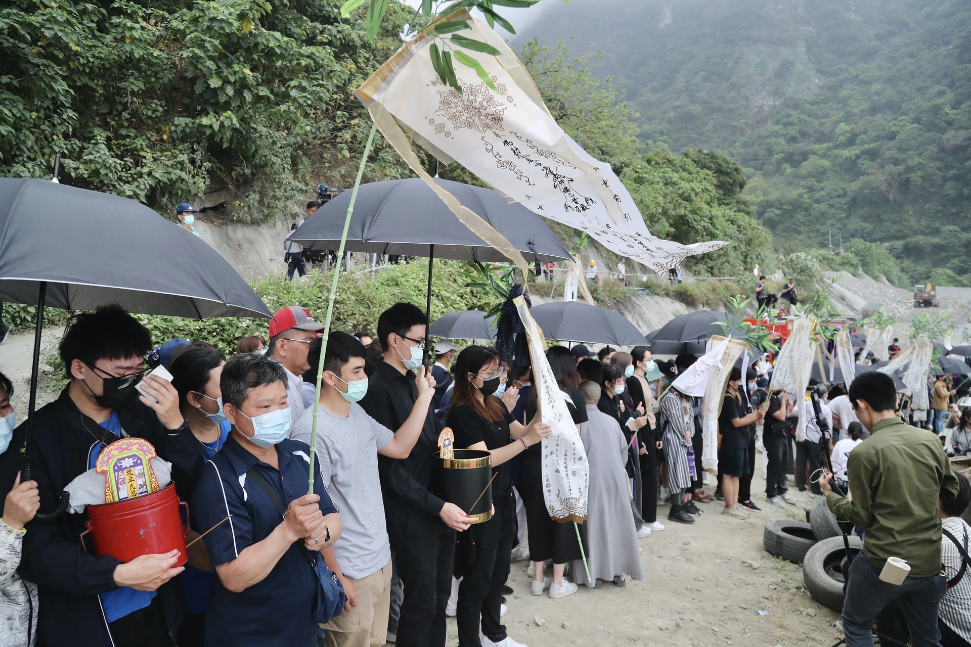 罹難者家屬在清水隧道事故現場進行招魂,氣氛哀傷。(中央社) 罹難者家屬在清水隧道事故現場進行招魂,氣氛哀傷。(中央社)