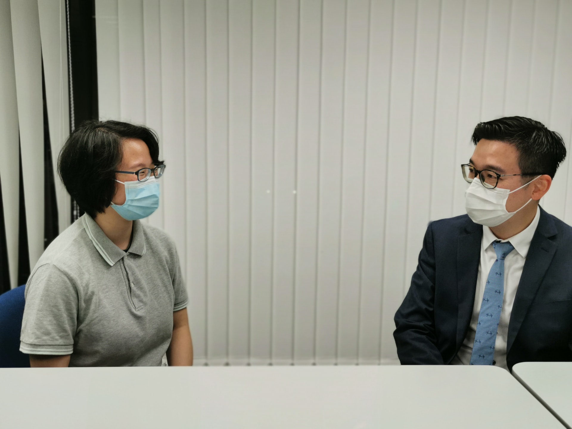 Grace向陳醫生講述多次病情反覆發作期間,亦保持樂觀心態面對。(莫家文攝) Grace向陳醫生講述多次病情反覆發作期間,亦保持樂觀心態面對。(莫家文攝)