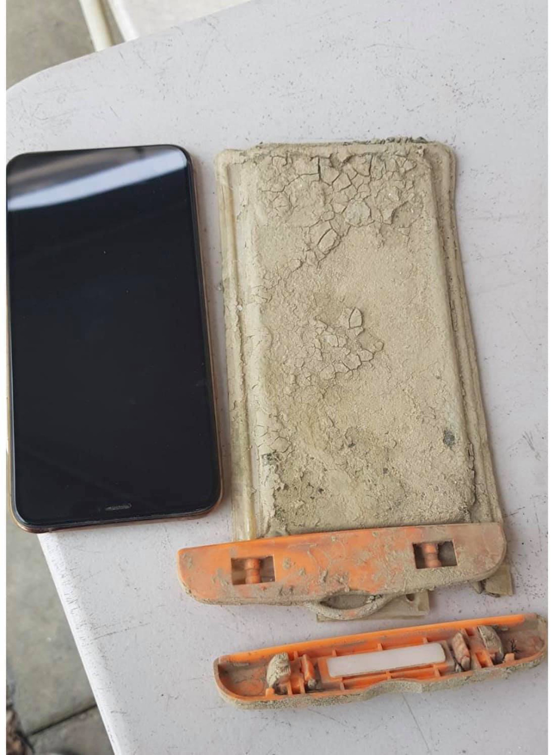 Iphone沉水底1年奇蹟尋回充完電正常運作網民 防水袋廣告 香港01 熱爆話題 Iphone沉水底1年奇蹟尋回充完電正常運作網民 防水袋廣告 香港01 熱爆話題