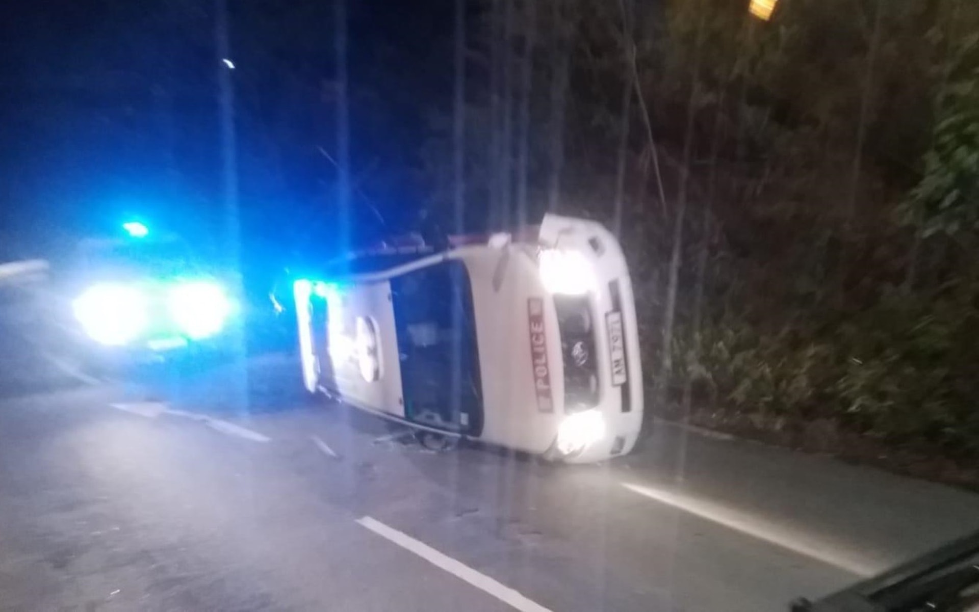大嶼山警車撞壆翻側男警受傷送院 香港01 突發 大嶼山警車撞壆翻側男警受傷送院 香港01 突發