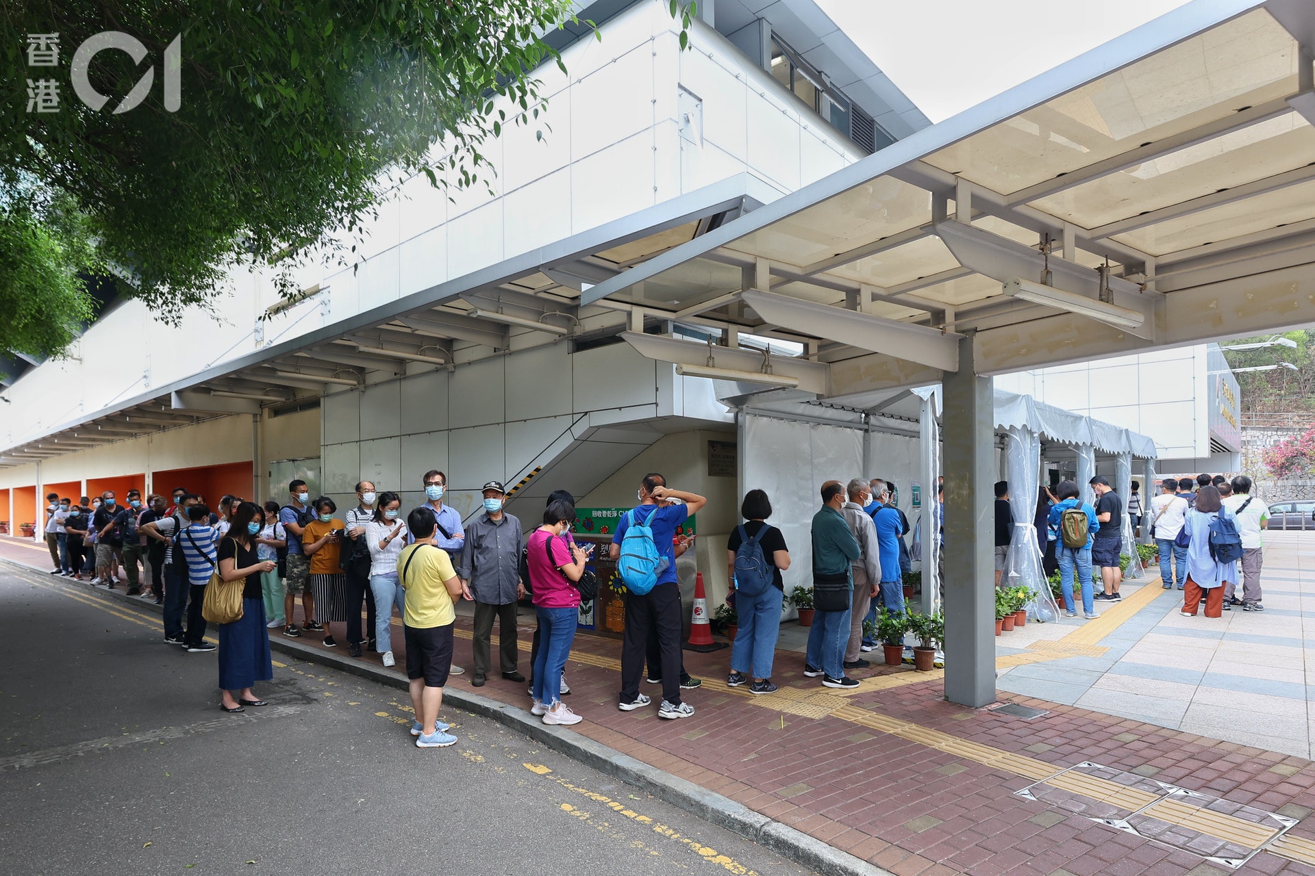 4月6日恢復接種復必泰疫苗第二日,在荔枝角公園體育館外,有市民排隊等候接種。(張浩維攝) 4月6日恢復接種復必泰疫苗第二日,在荔枝角公園體育館外,有市民排隊等候接種。(張浩維攝)