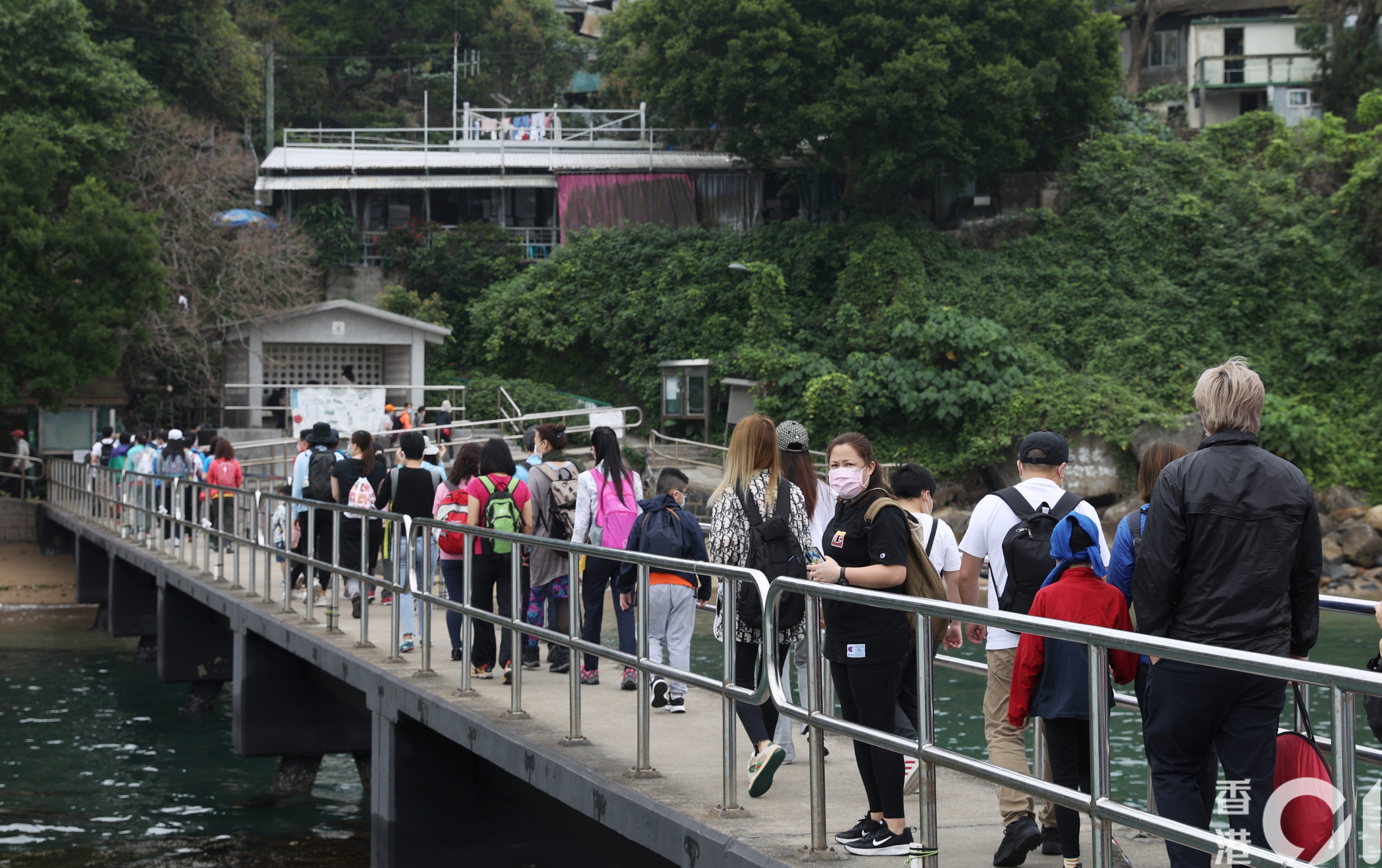 4月6日復活節假期最後一日，不少市民往東龍島遊玩。（余俊亮攝）