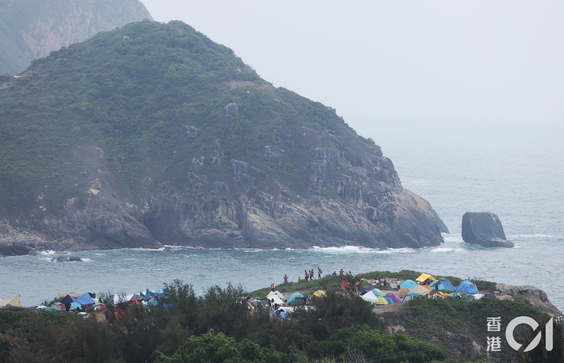 市民未能於今年的復活節連假到外地旅遊散心,而到郊外郊遊露營則成為了不少香港人的熱門假日活動,東龍島便是其中一個熱門地點。(余俊亮攝) 市民未能於今年的復活節連假到外地旅遊散心,而到郊外郊遊露營則成為了不少香港人的熱門假日活動,東龍島便是其中一個熱門地點。(余俊亮攝)