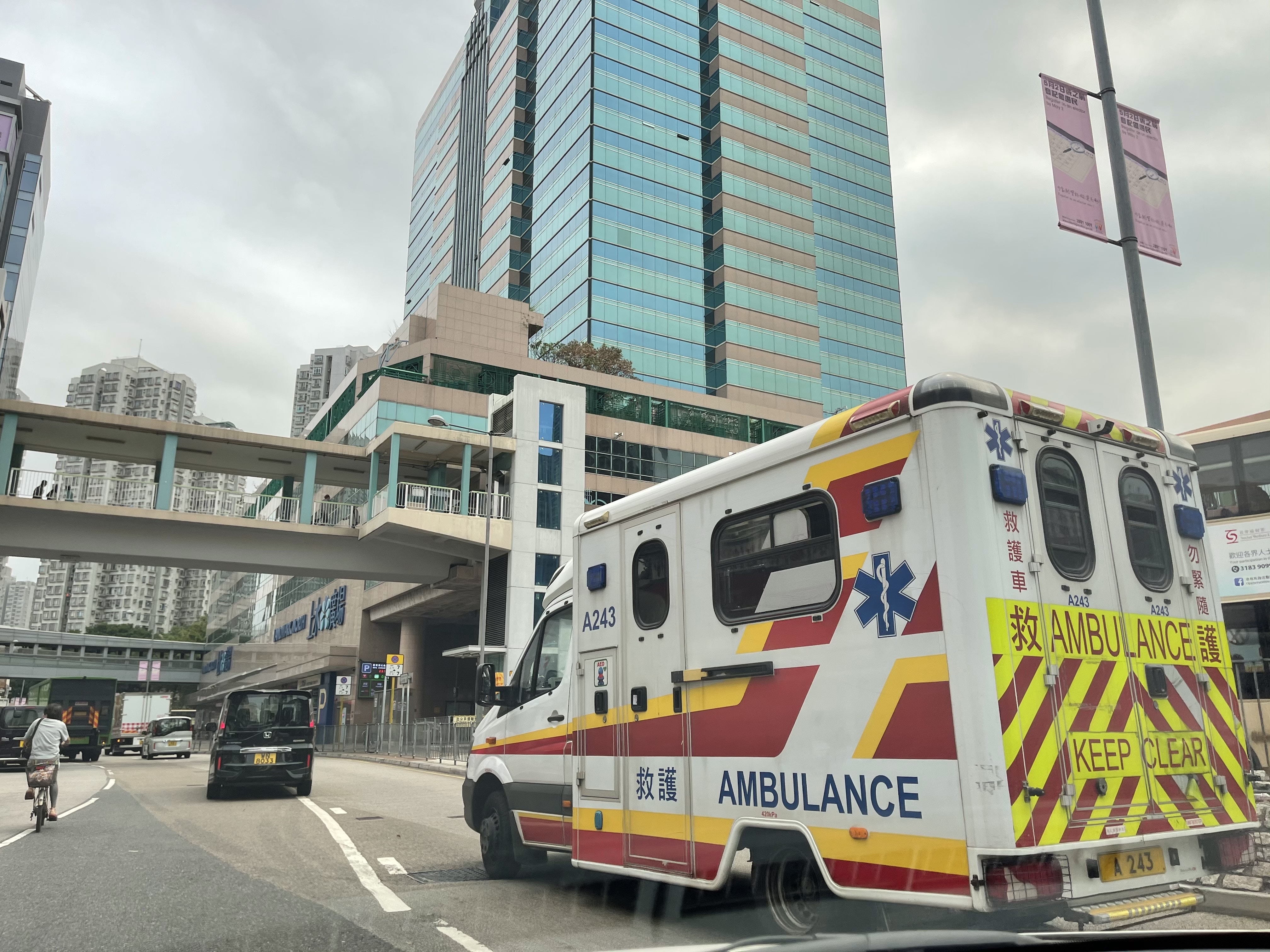 88歲姓陳老翁由救護車送往北區醫院搶救，延至今早證實不治。（鄧詠中攝）