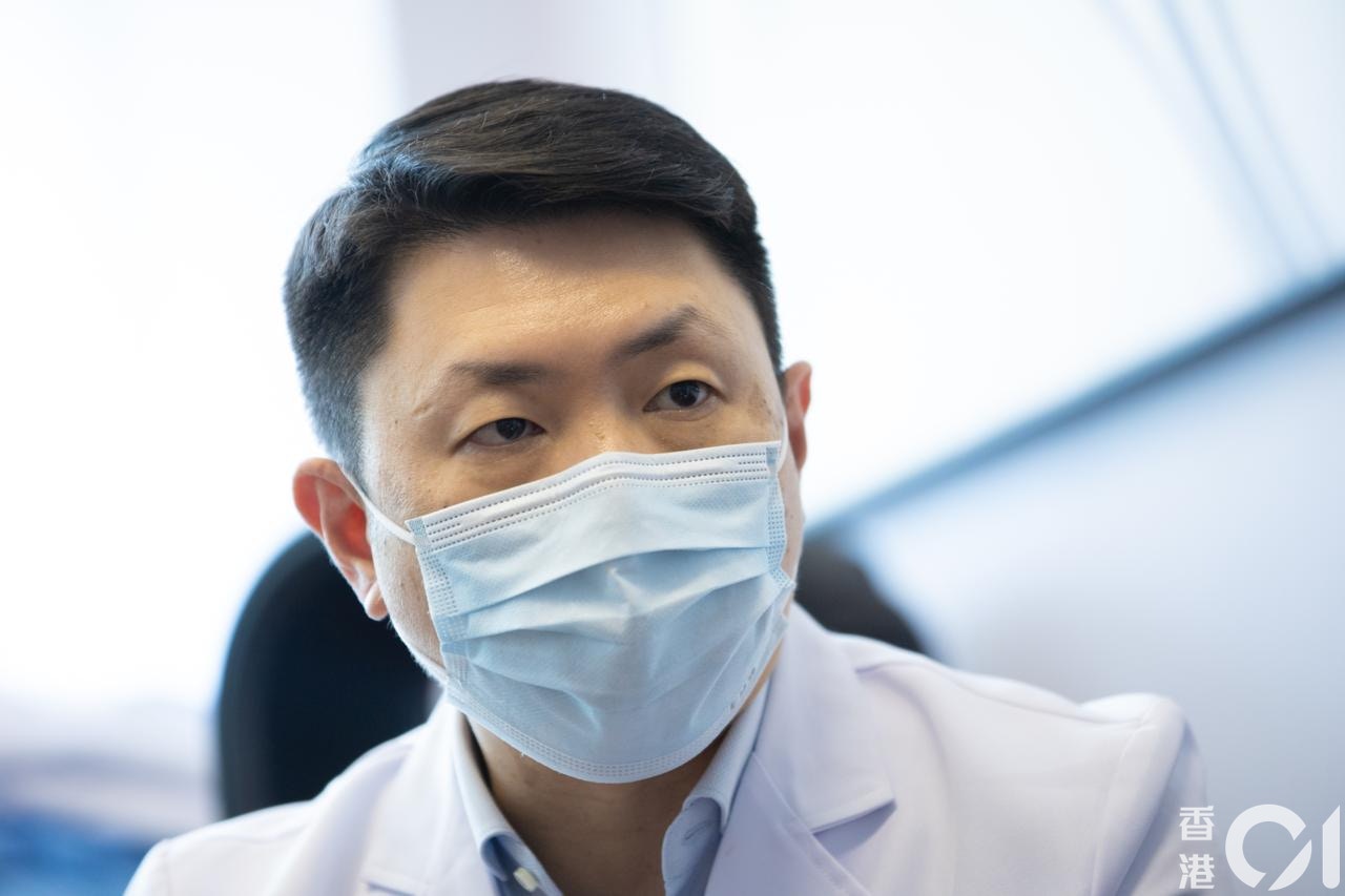 孔繁毅估計，「溝針」的抗體水平中位數較兩針復必泰疫苗還要高20%，而副作用則較低，期望擔心疫苗副作用的市民不再卻步，藉此提升接種人數。（羅君豪攝）
